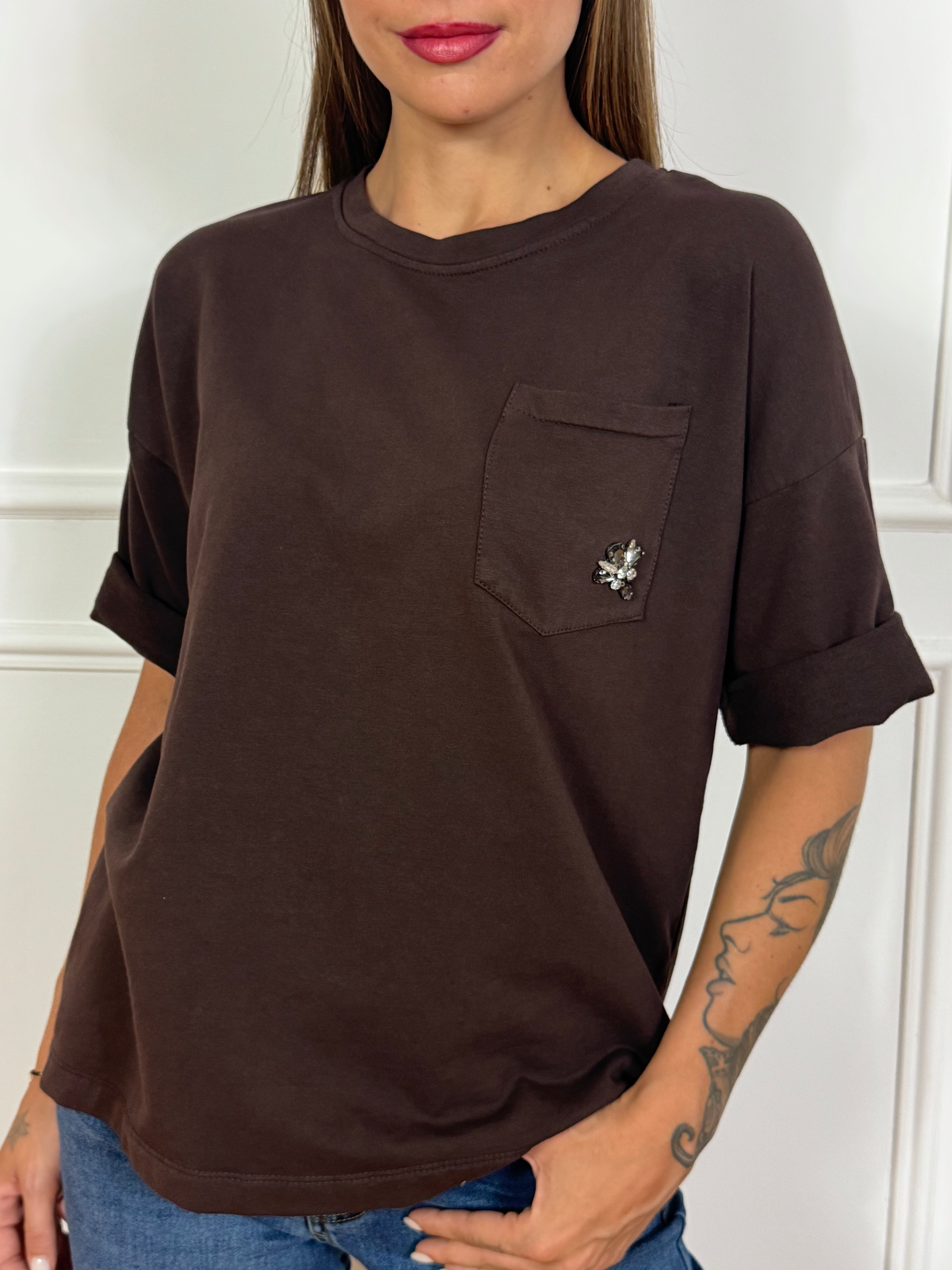 Maglia manica corta Kikisix con taschino e applicazione gioiello