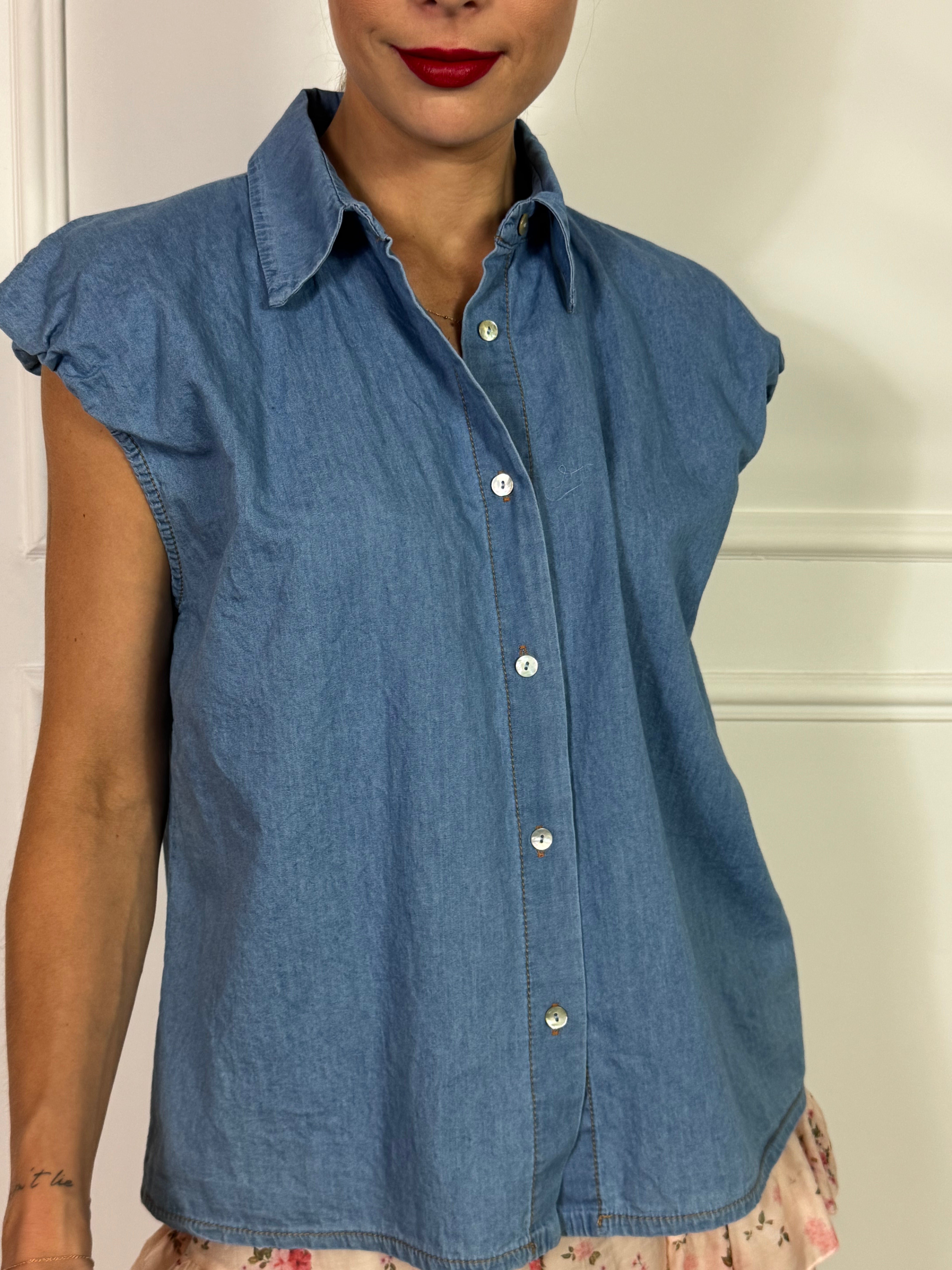 Camicia smanicata in chambray Kikisix con arriccio spalla