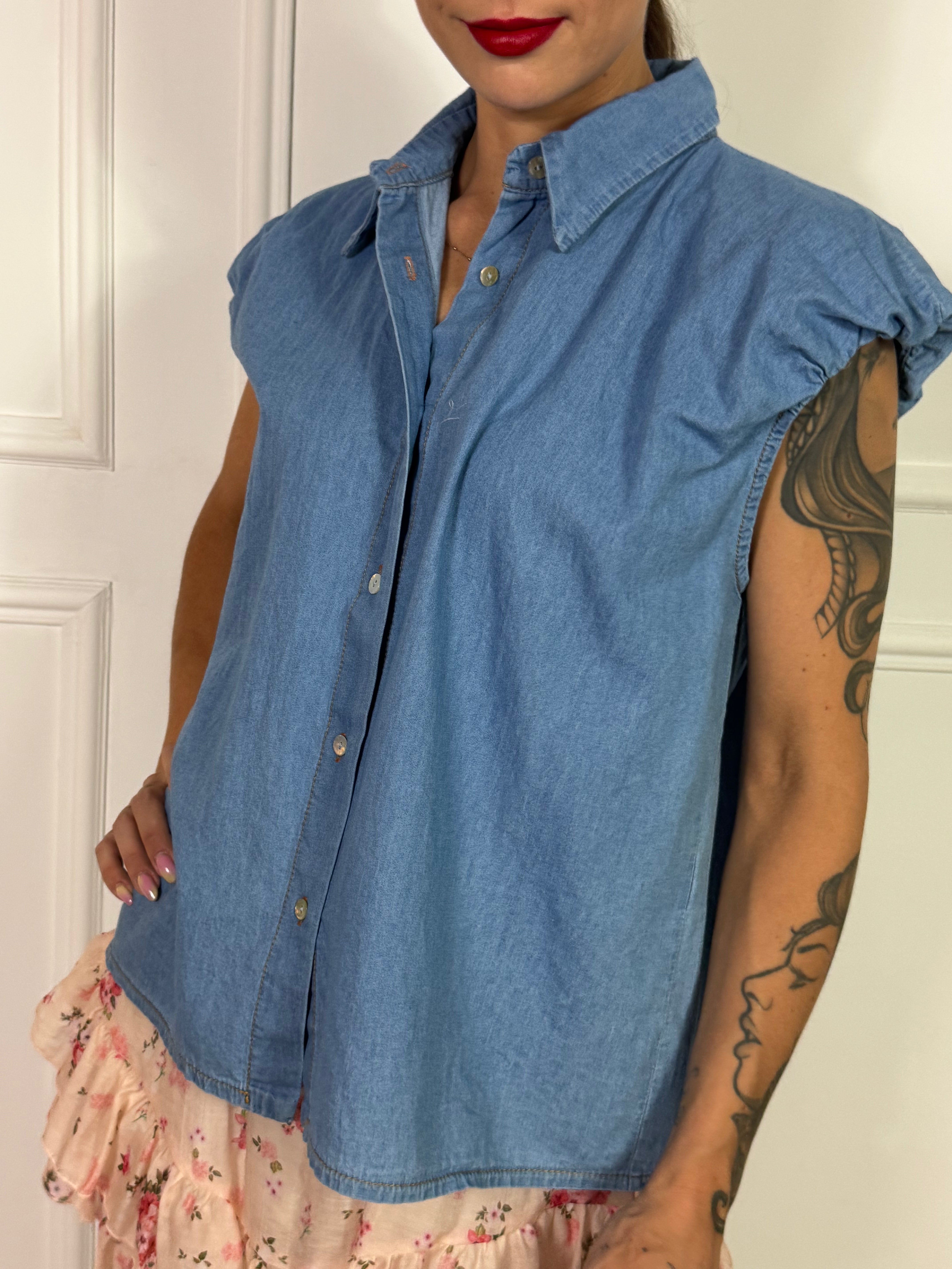 Camicia smanicata in chambray Kikisix con arriccio spalla