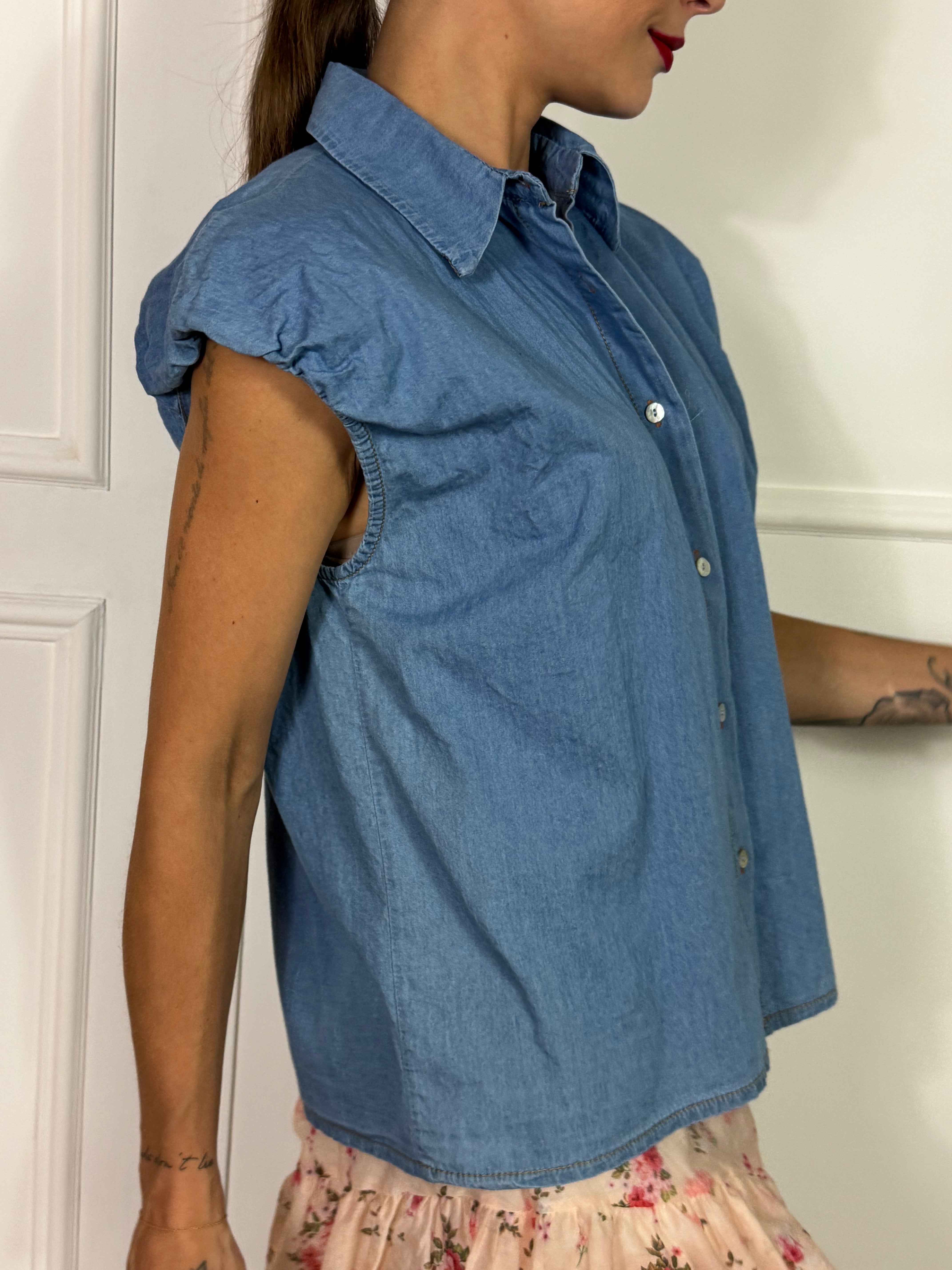 Camicia smanicata in chambray Kikisix con arriccio spalla