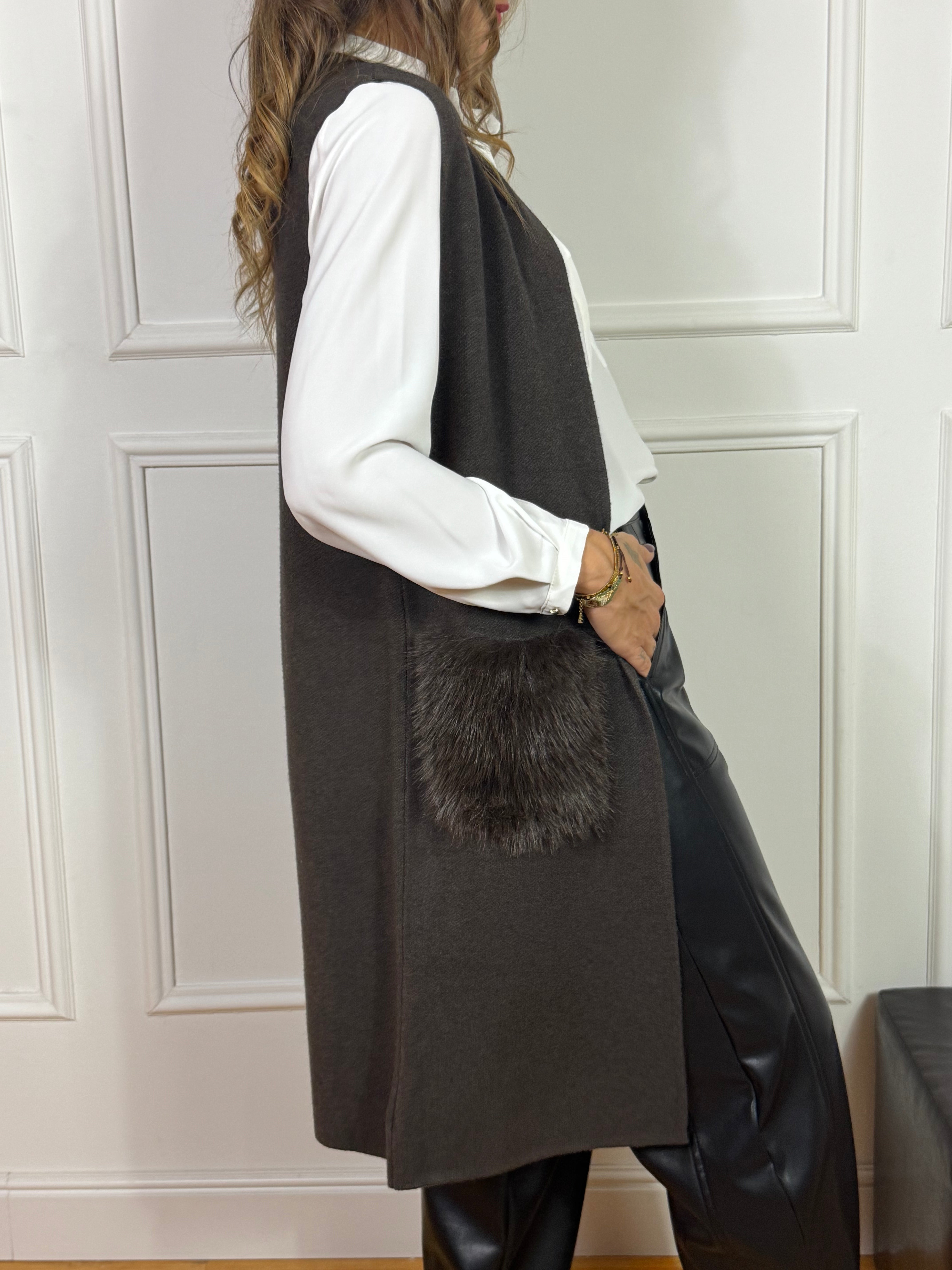 Gilet lungo in maglia Susy Mix con tasche in ecopelliccia