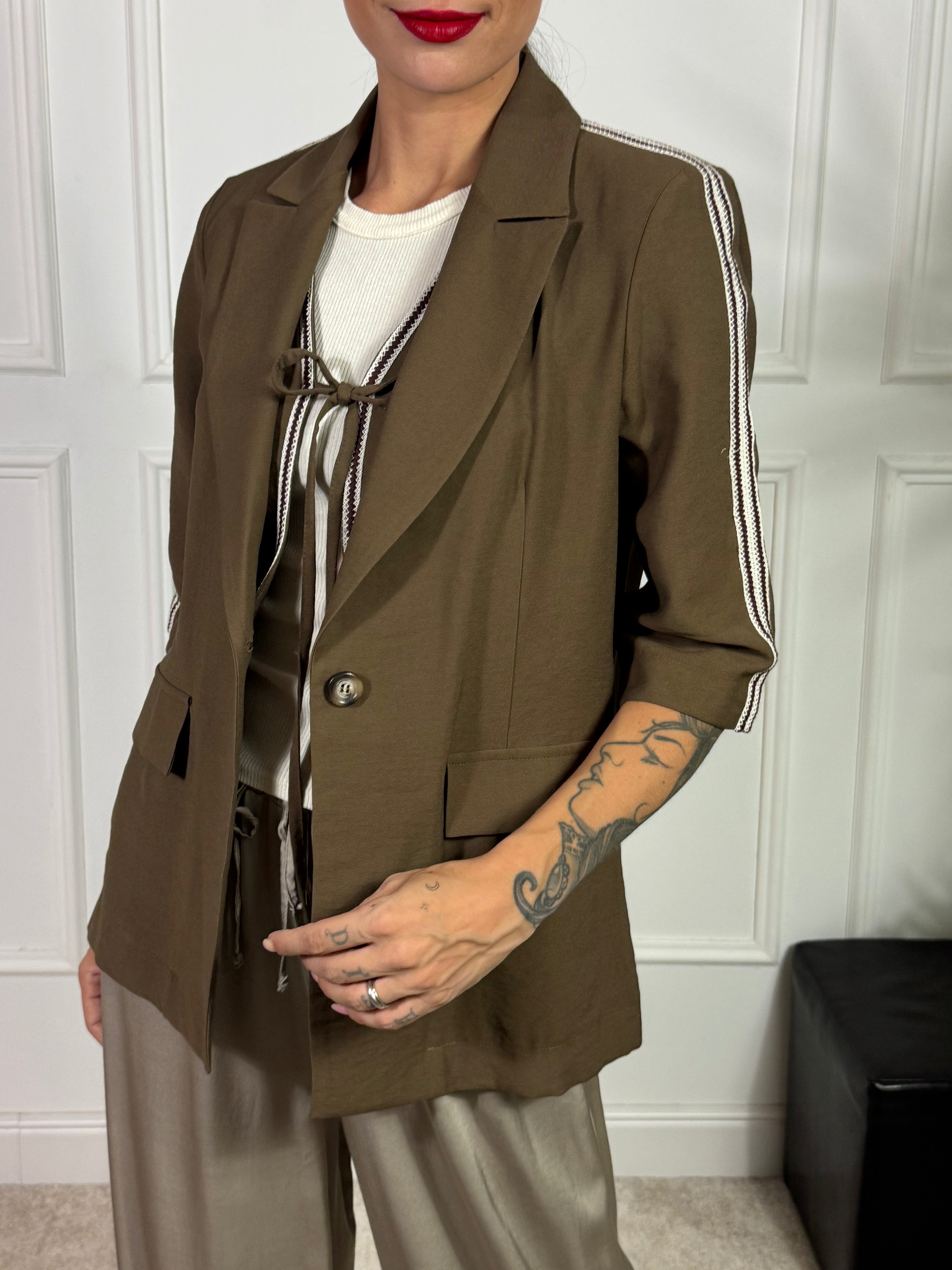 Giacca blazer manica tre quarti Susy Mix bande laterali passamaneria