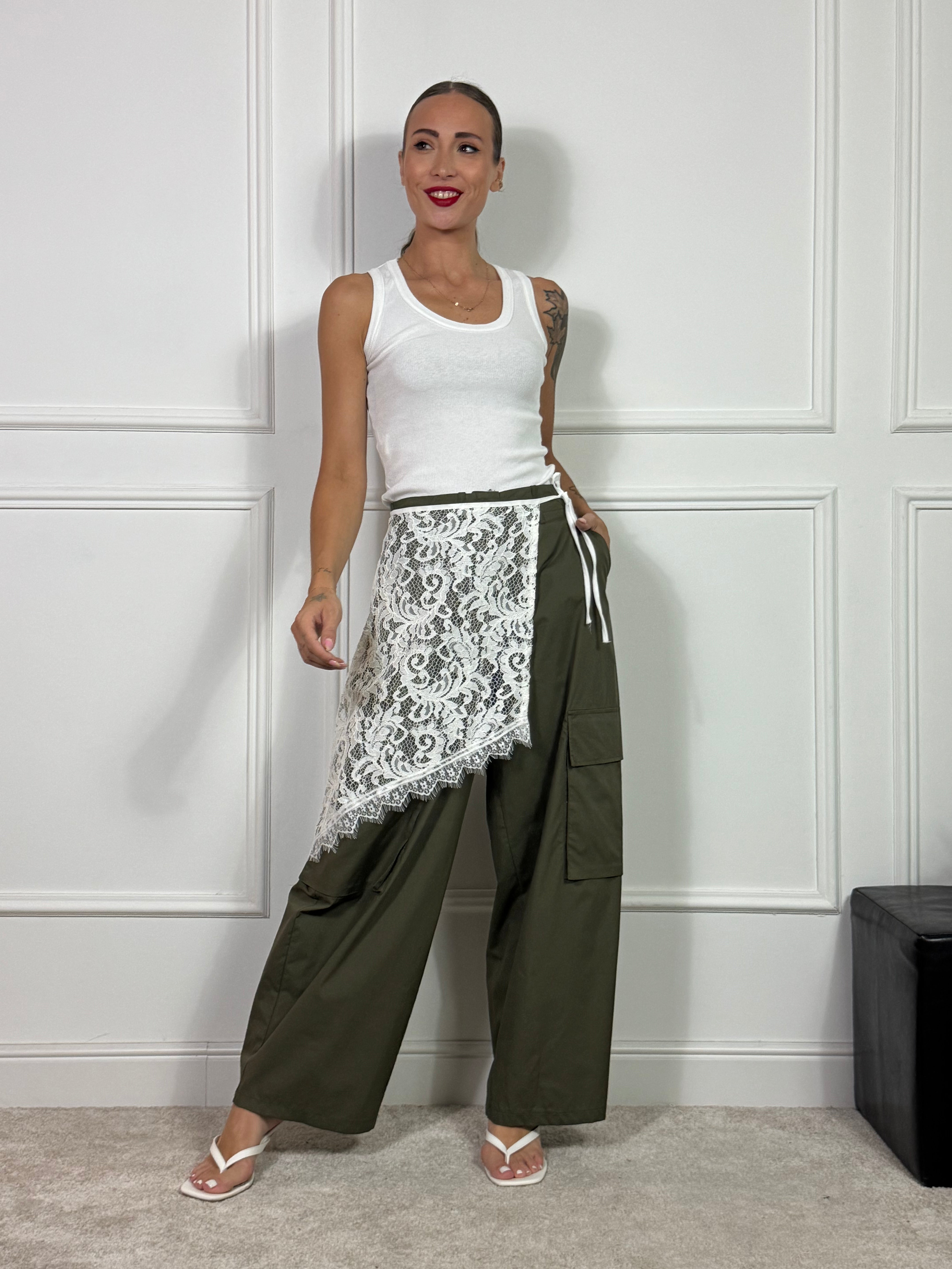 Pantalone Susy Mix cargo con pareo pizzo