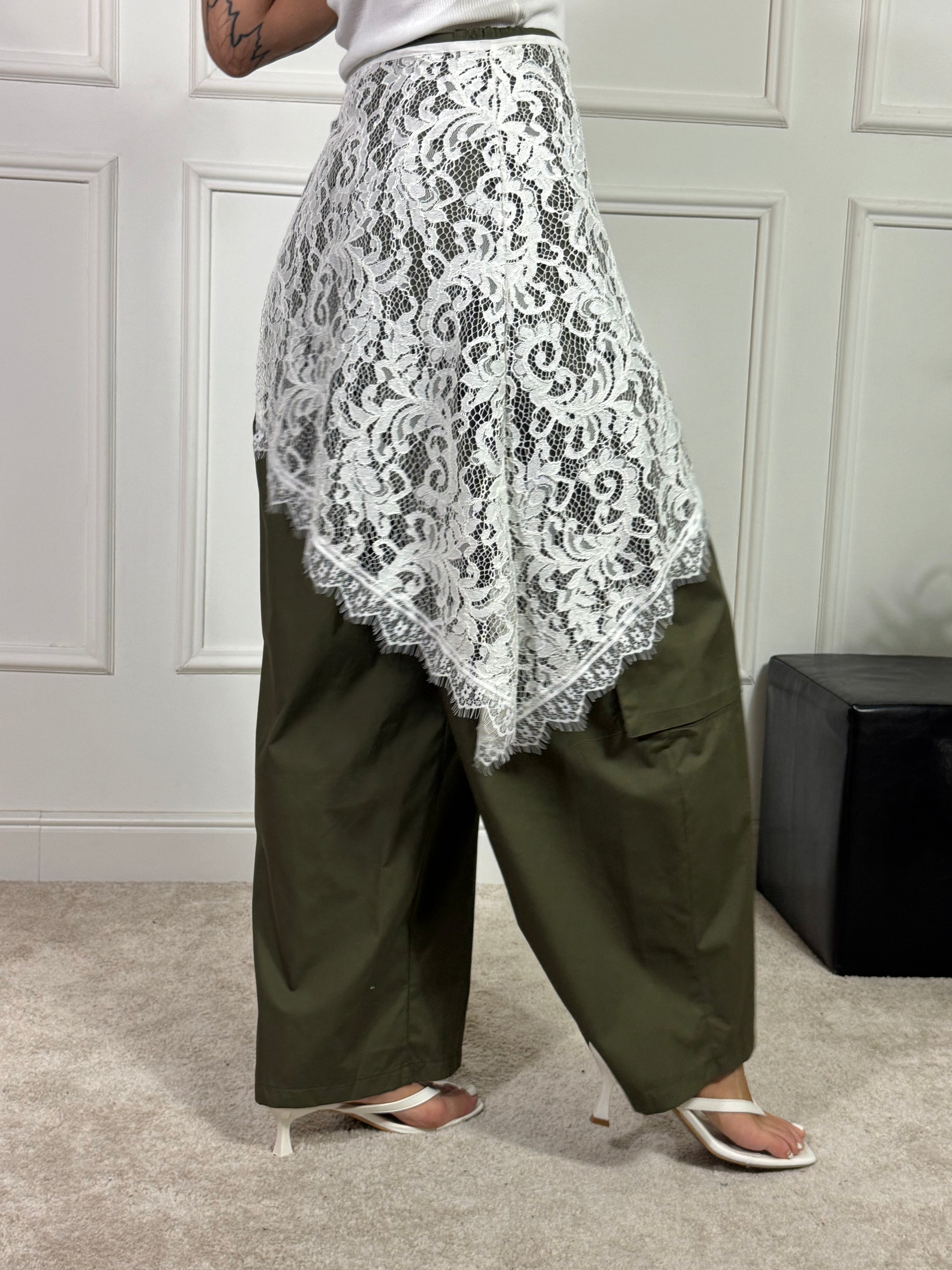 Pantalone Susy Mix cargo con pareo pizzo