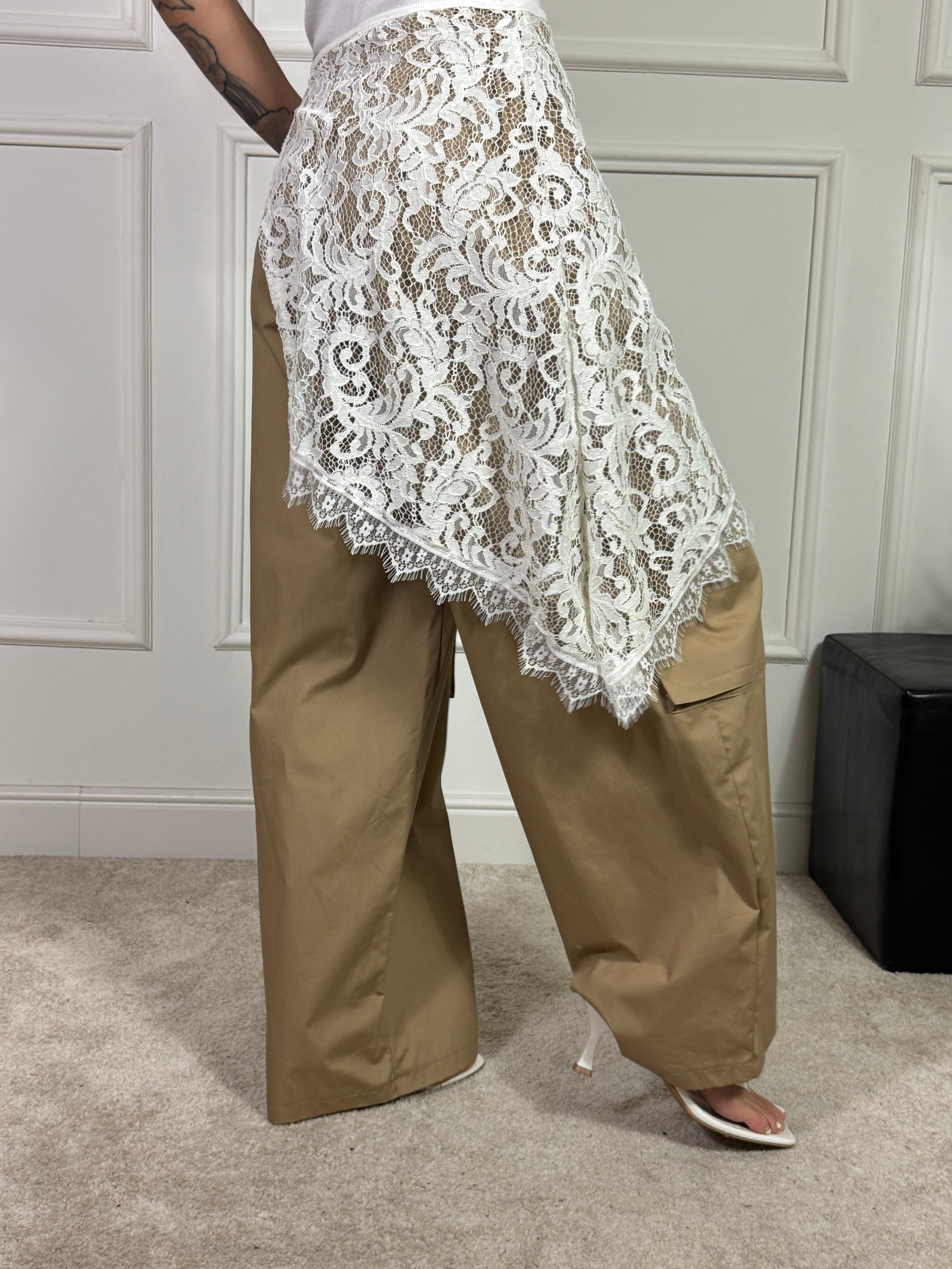 Pantalone Susy Mix cargo con pareo pizzo