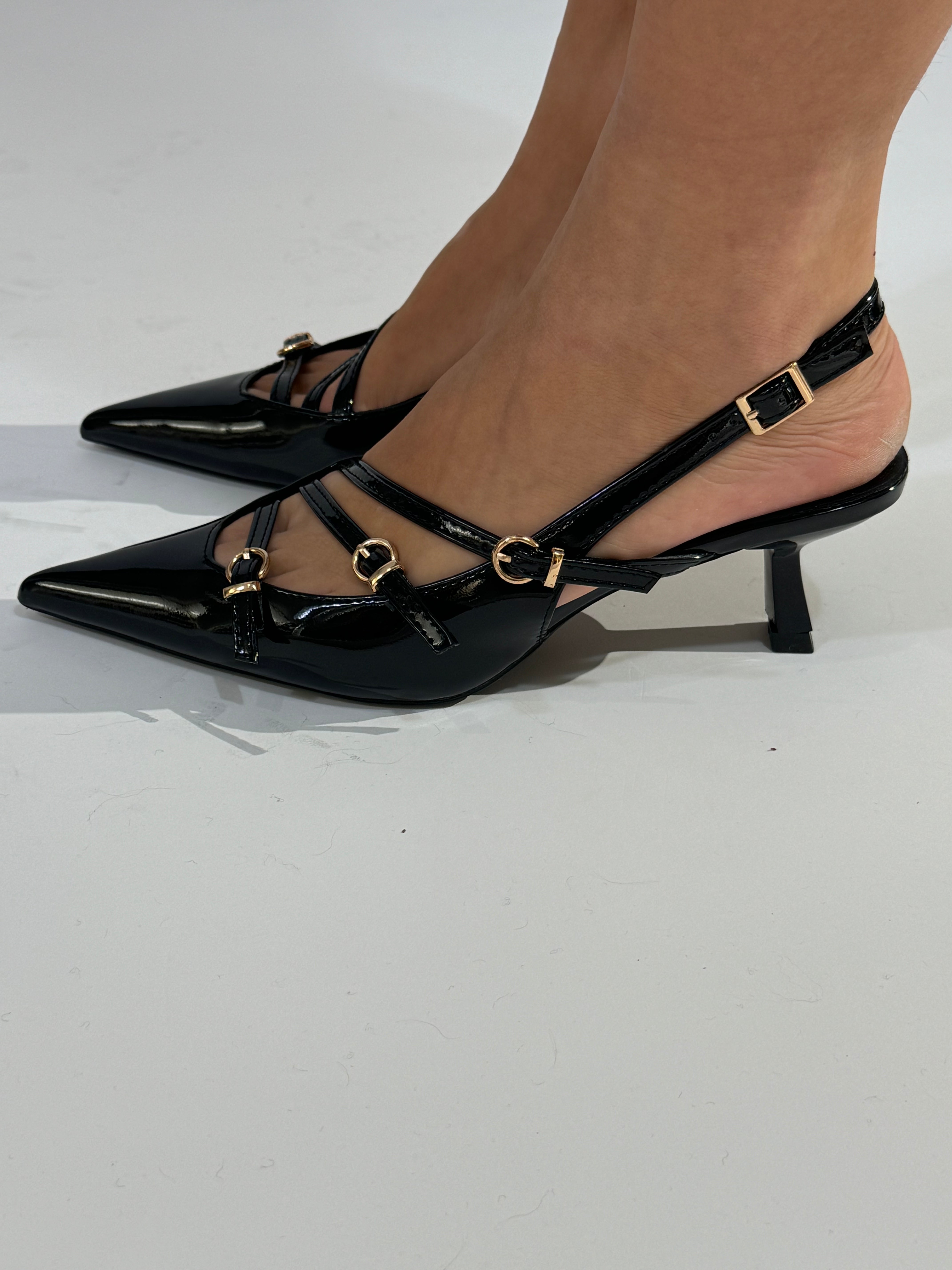 Scarpa pointy-toe in vernice con cinturini