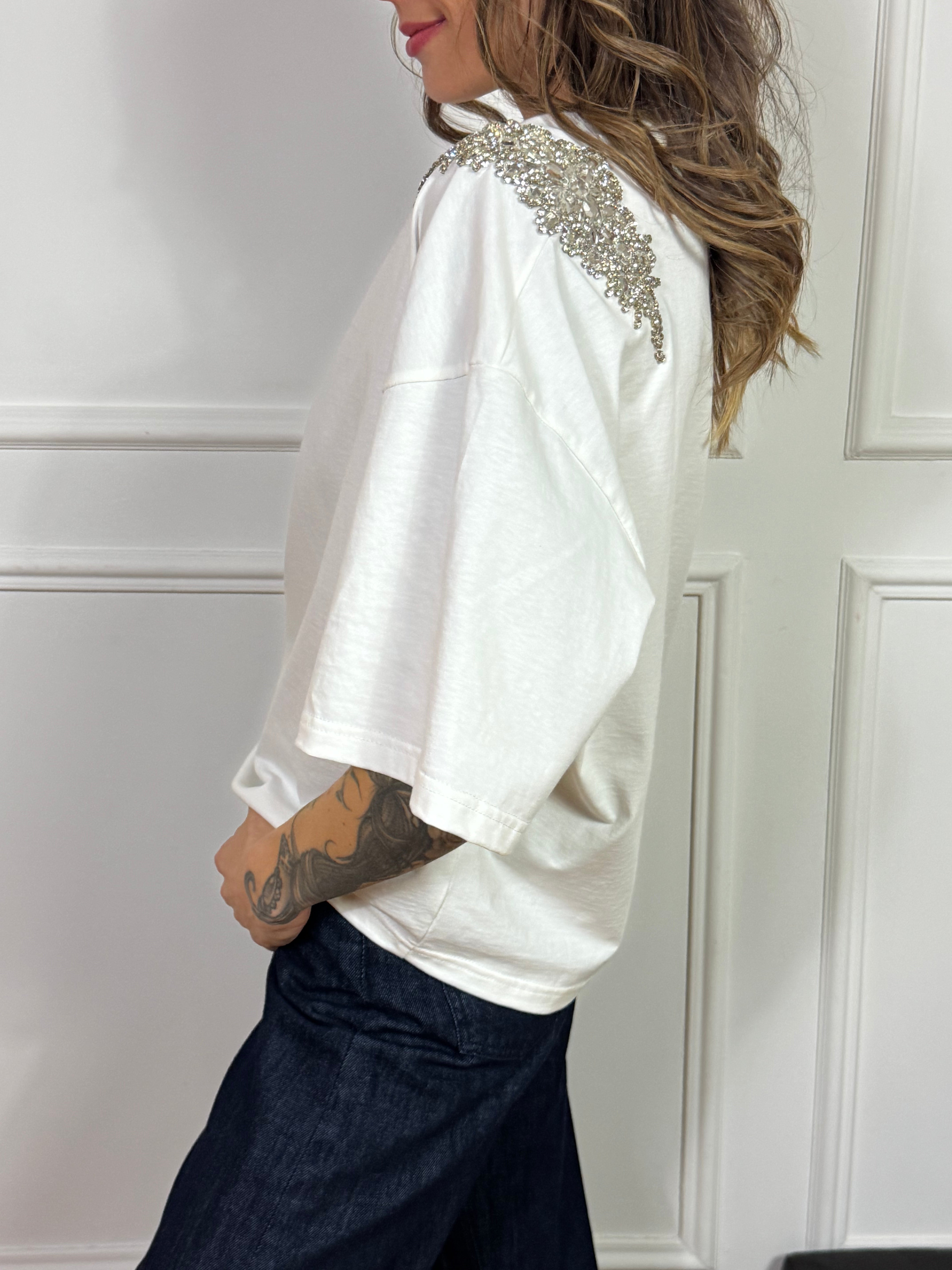 T-shirt Kontatto applicazione gioiello sulla spalla