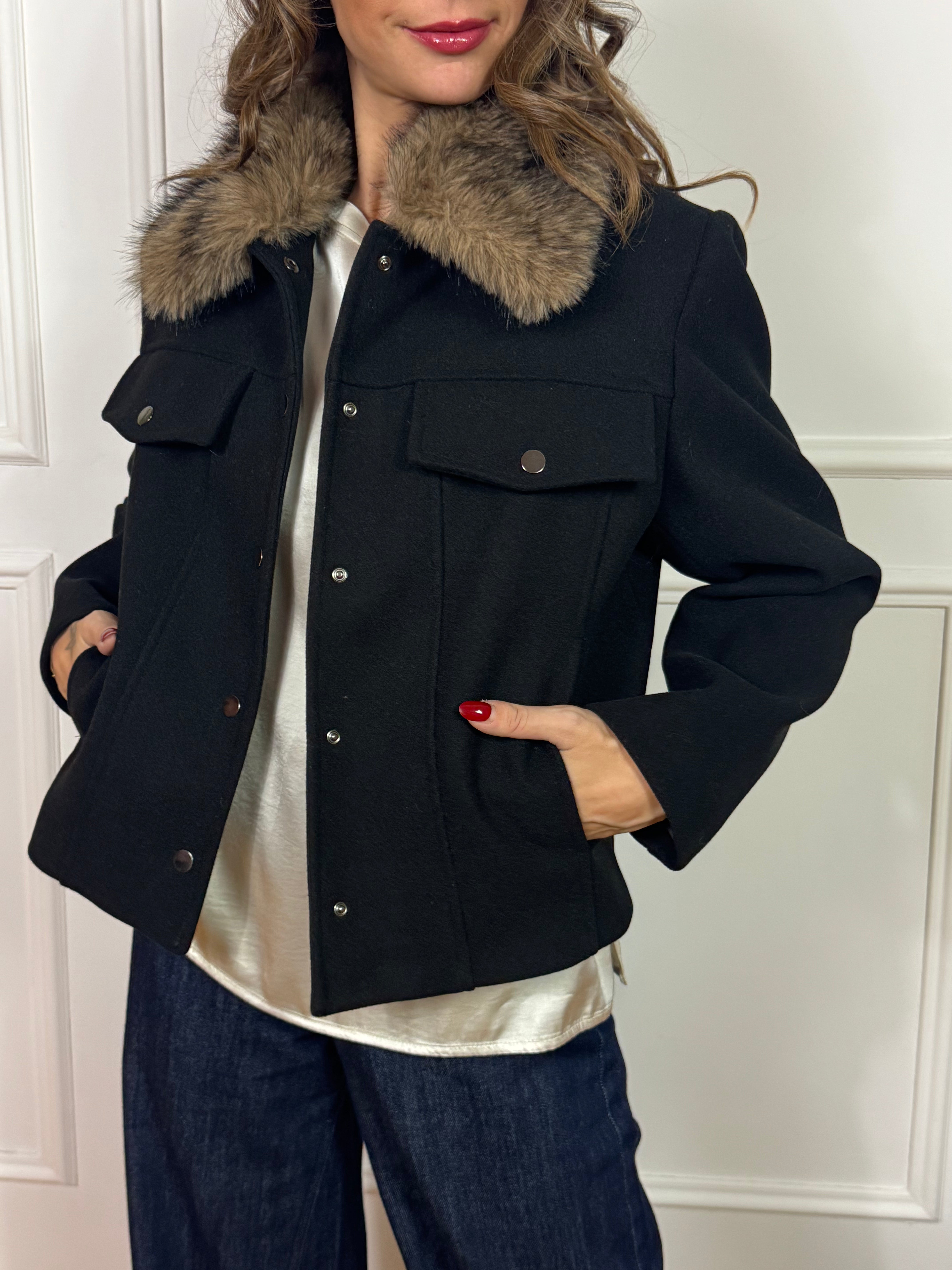 Giacca cappotto corto KONTATTO con collo in ecopelliccia removibile