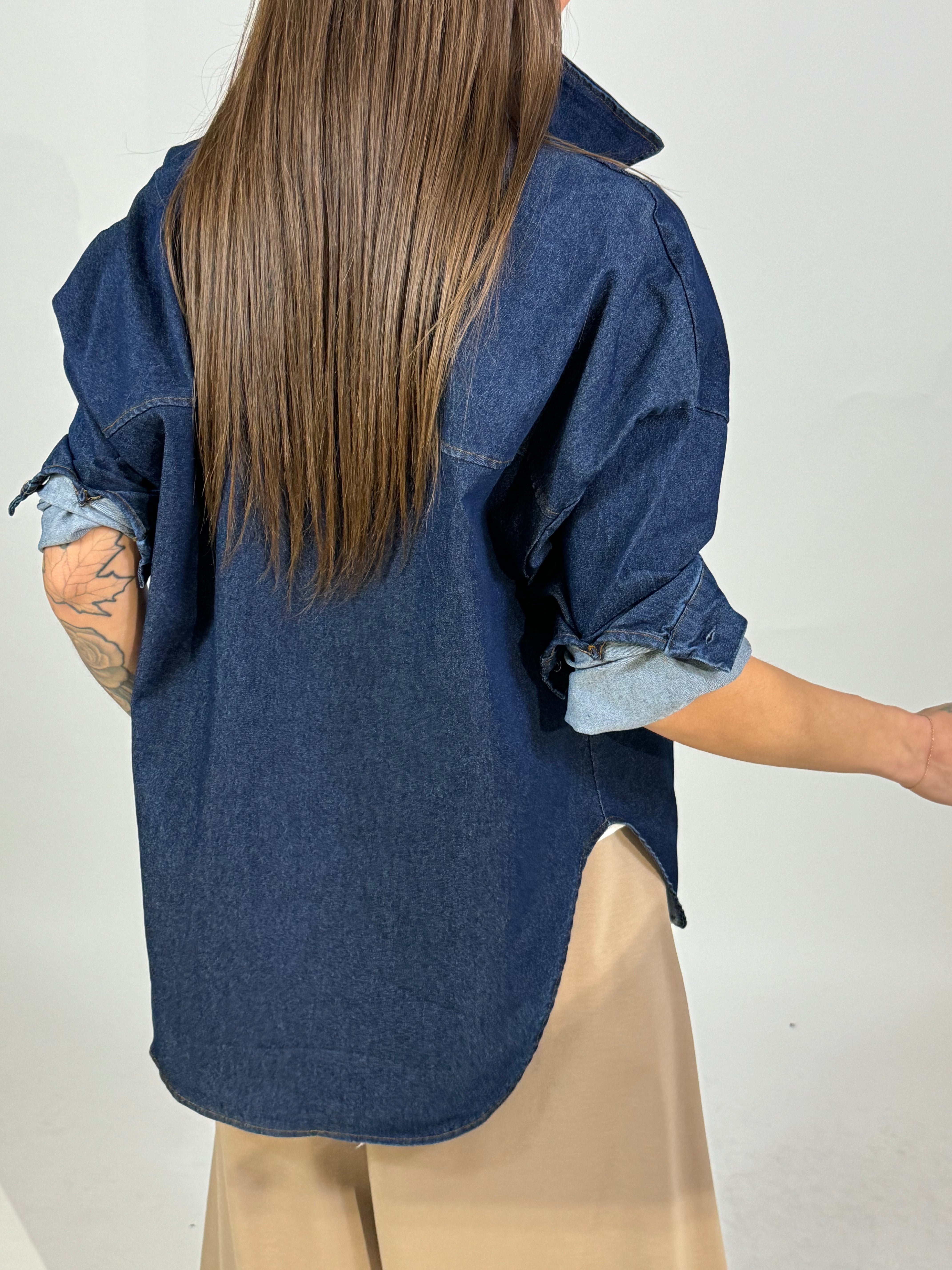 Camicia over in jeans elasticizzato Victoria ILMH con taschini frontali