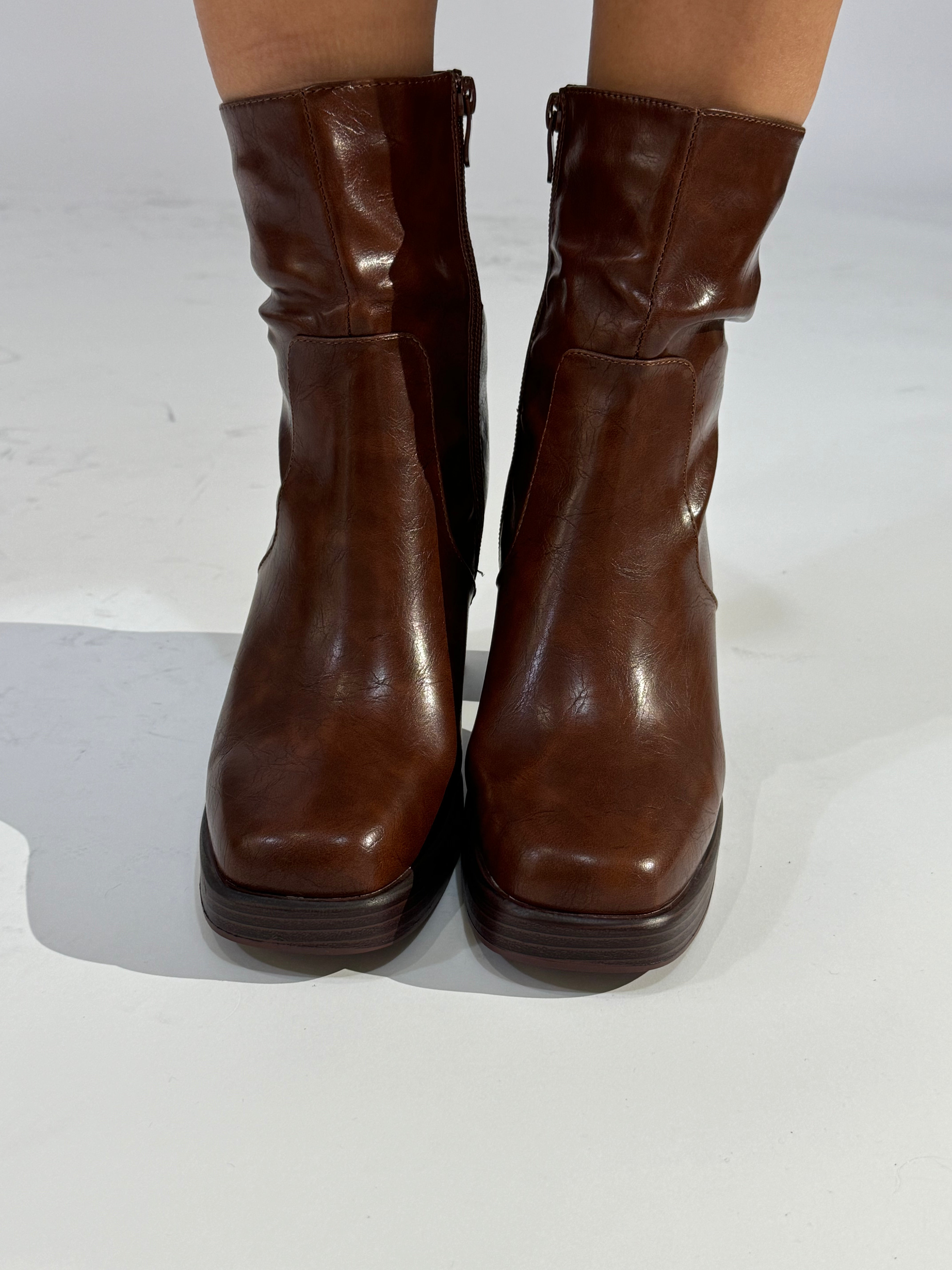 Stivaletto ankle-boot in ecopelle effetto invecchiato