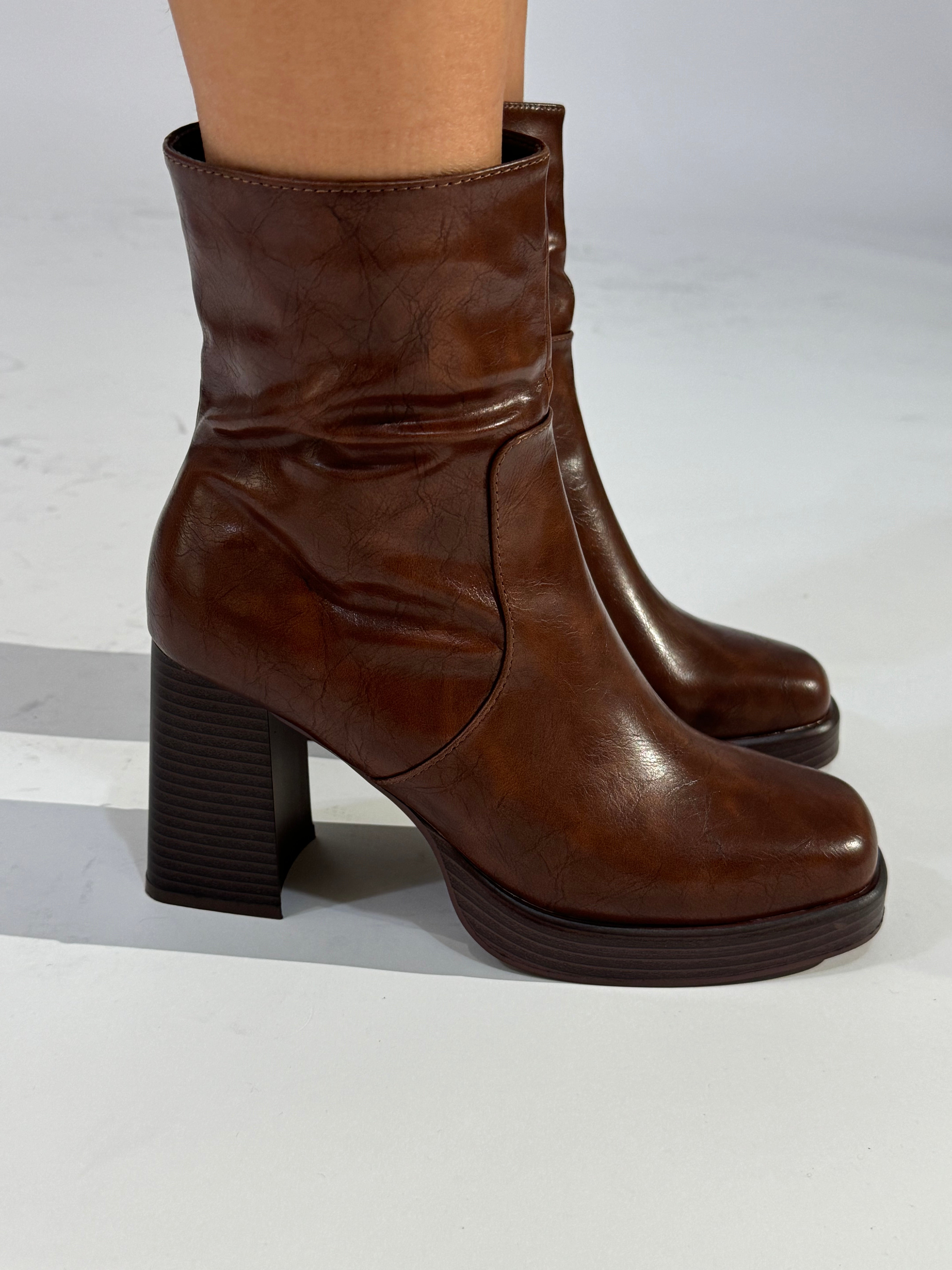 Stivaletto ankle-boot in ecopelle effetto invecchiato