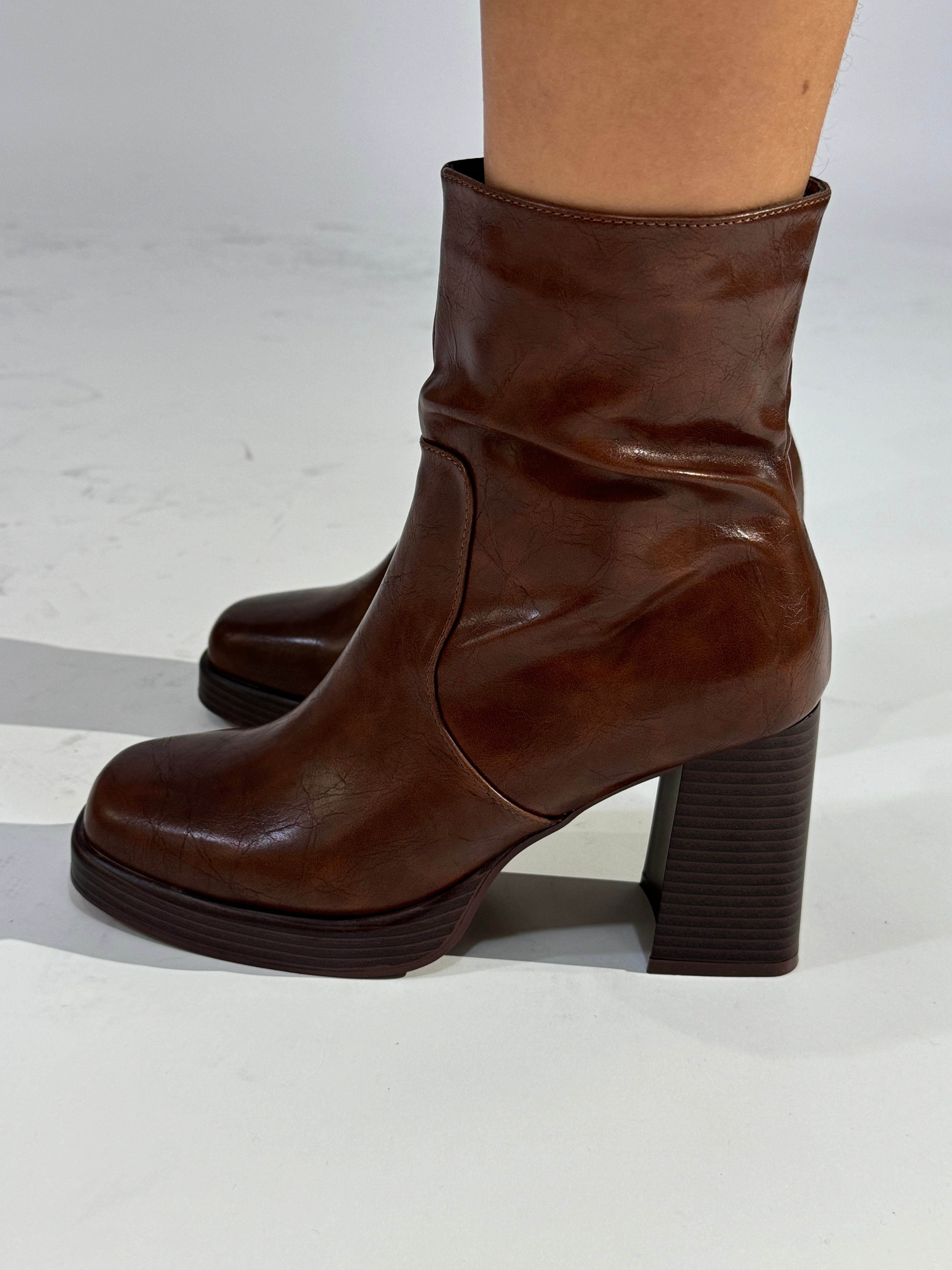 Stivaletto ankle-boot in ecopelle effetto invecchiato