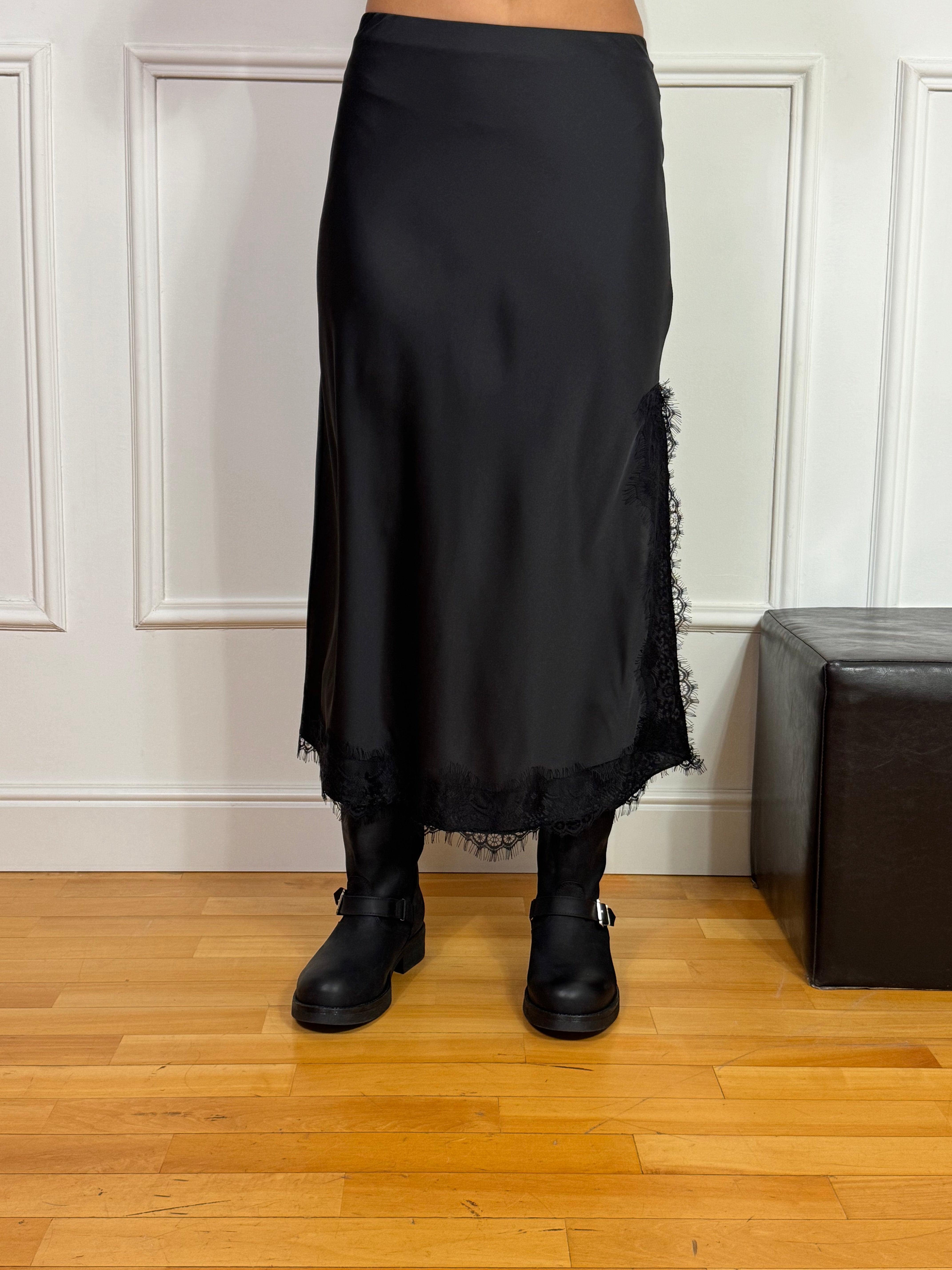 GONNA longuette in raso Kikisix con dettagli in pizzo