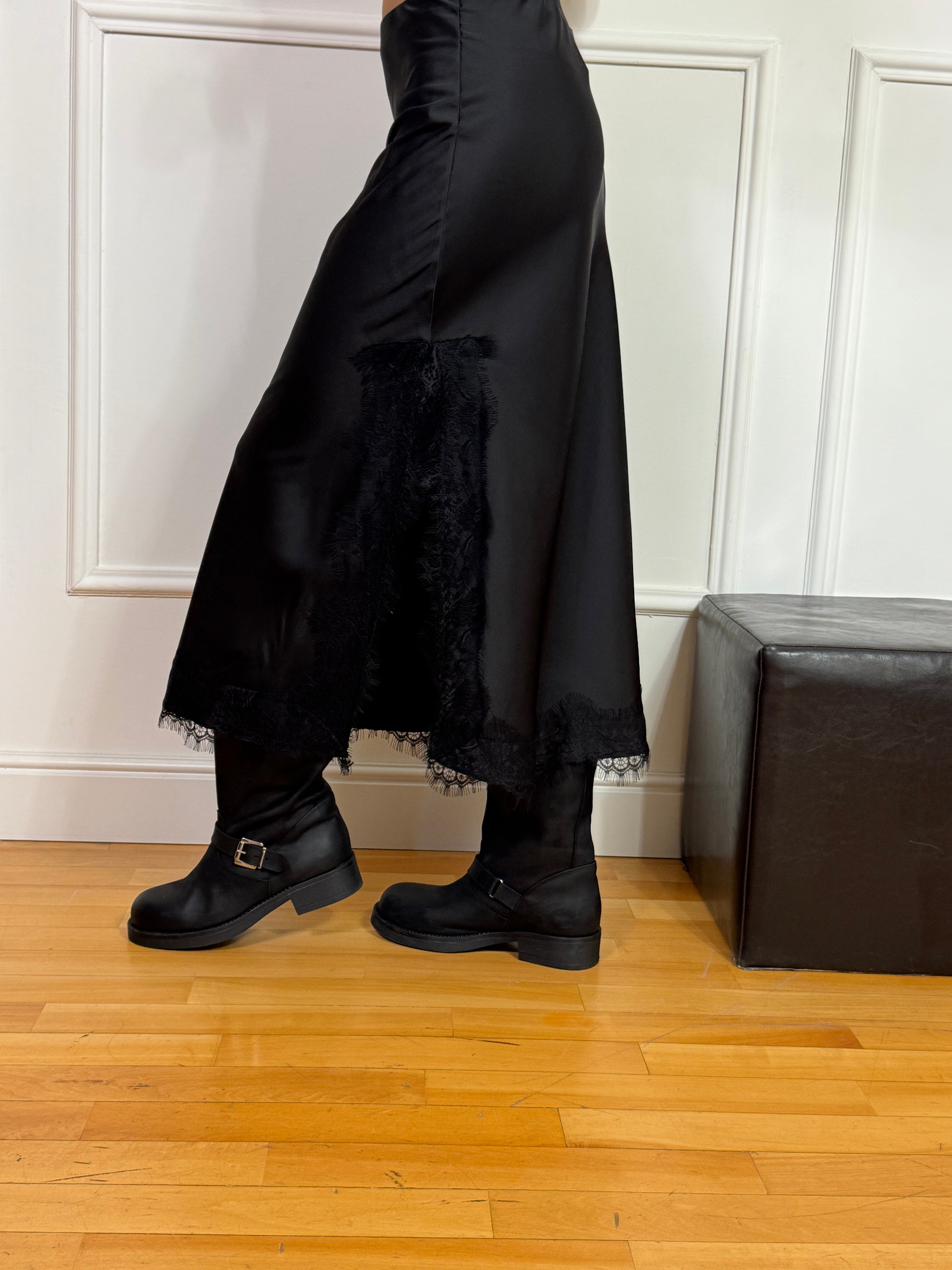 GONNA longuette in raso Kikisix con dettagli in pizzo