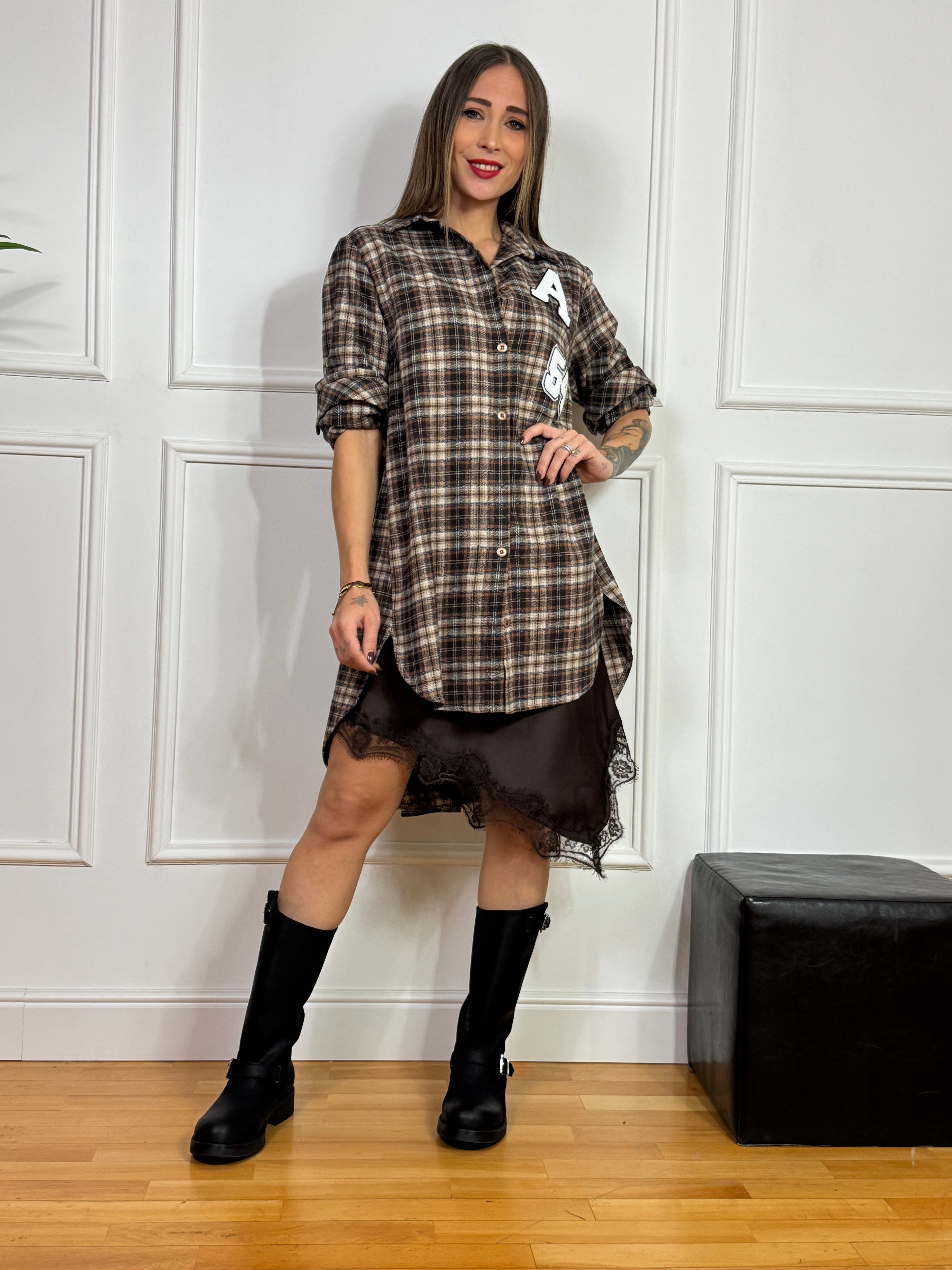 Abito chemisier corto / Camicia oversize Kikisix scozzese con patch