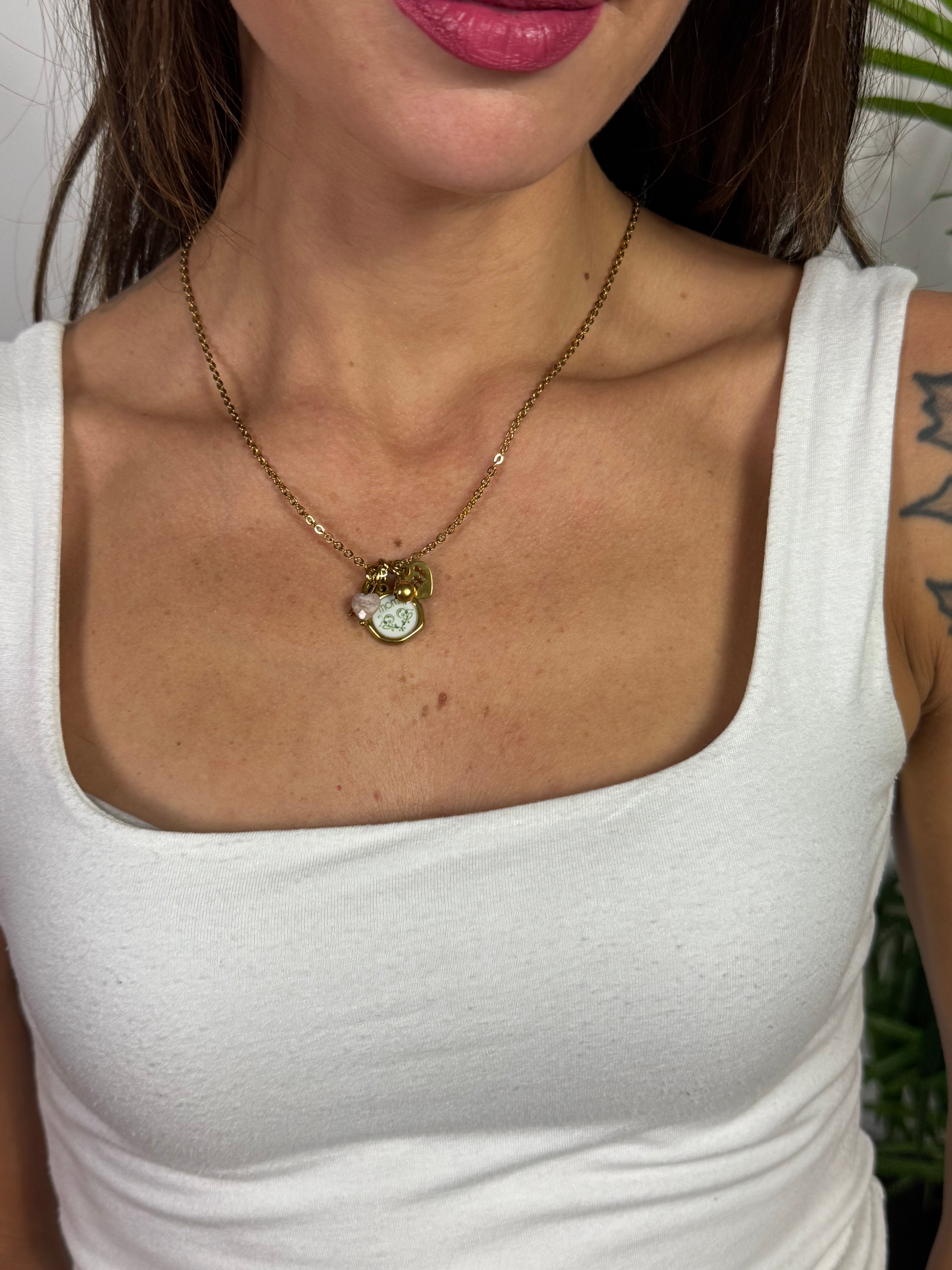 Collana con ciondoli Momi FAMILY, SONAGLIETTO, CORNETTO ORO, CUORICINO ROSA, CIONDOLO CON LOGO