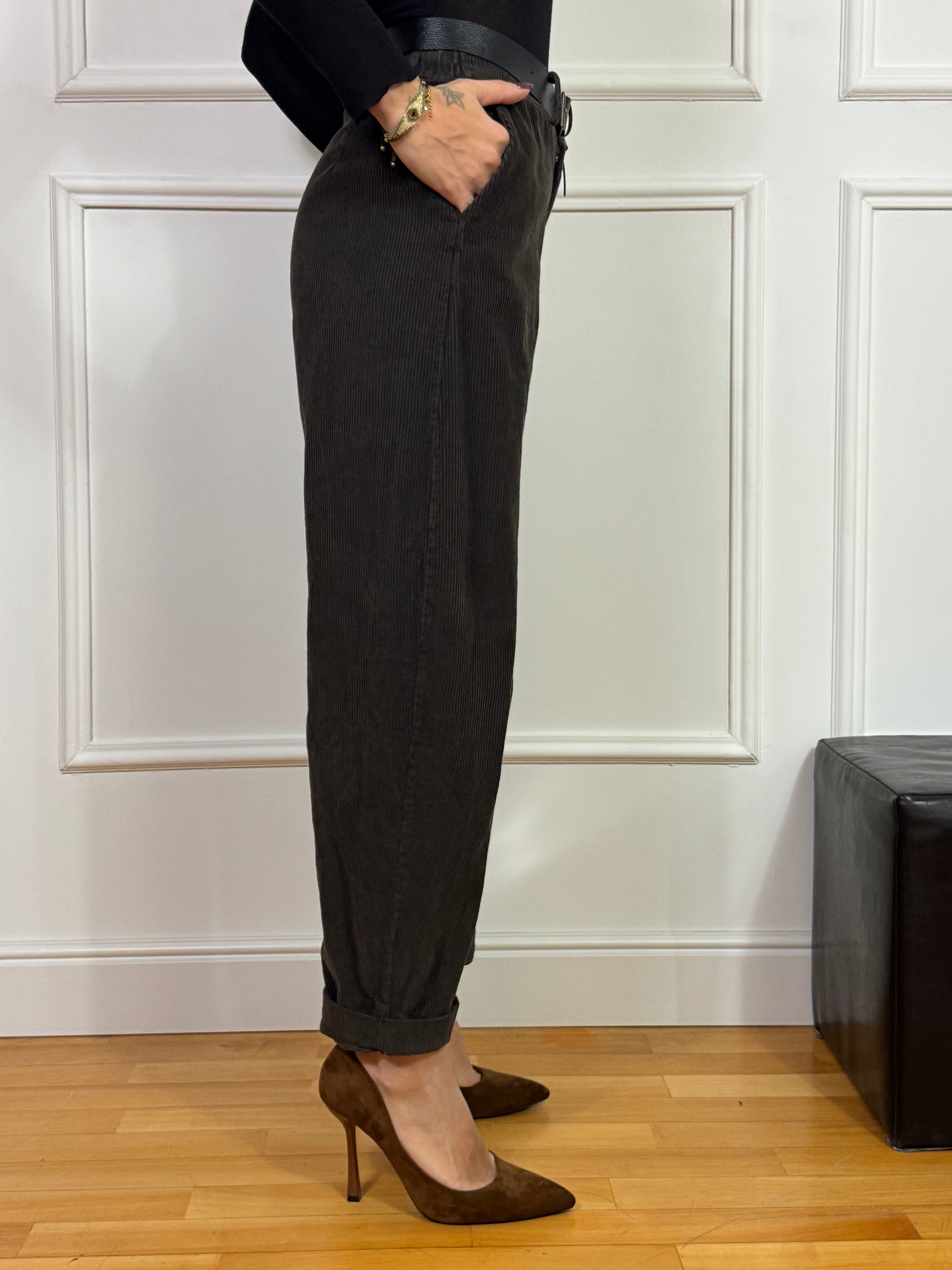 Pantalone a carota in velluto a costine Kikisix con cintura