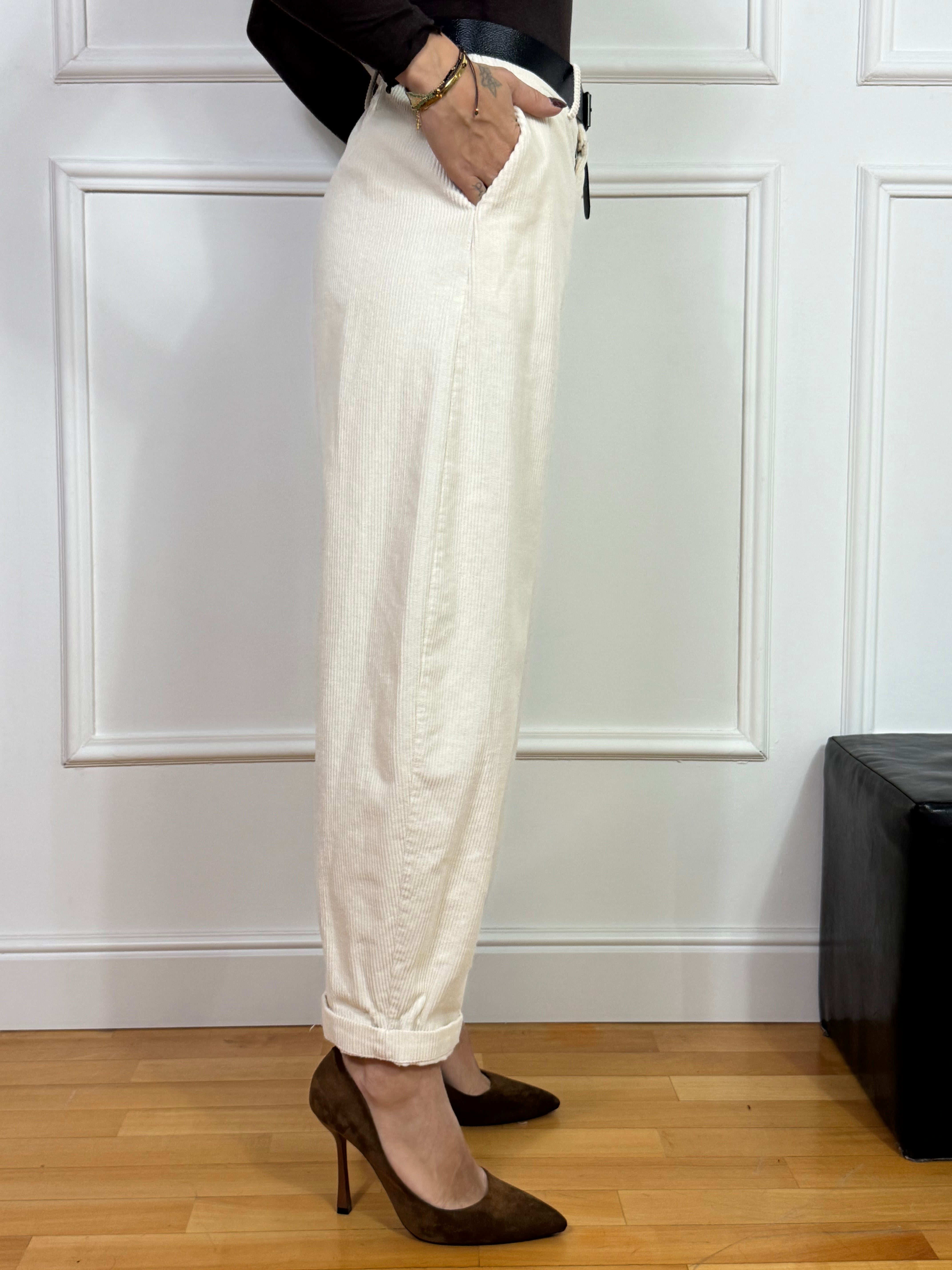 Pantalone a carota in velluto a costine Kikisix con cintura