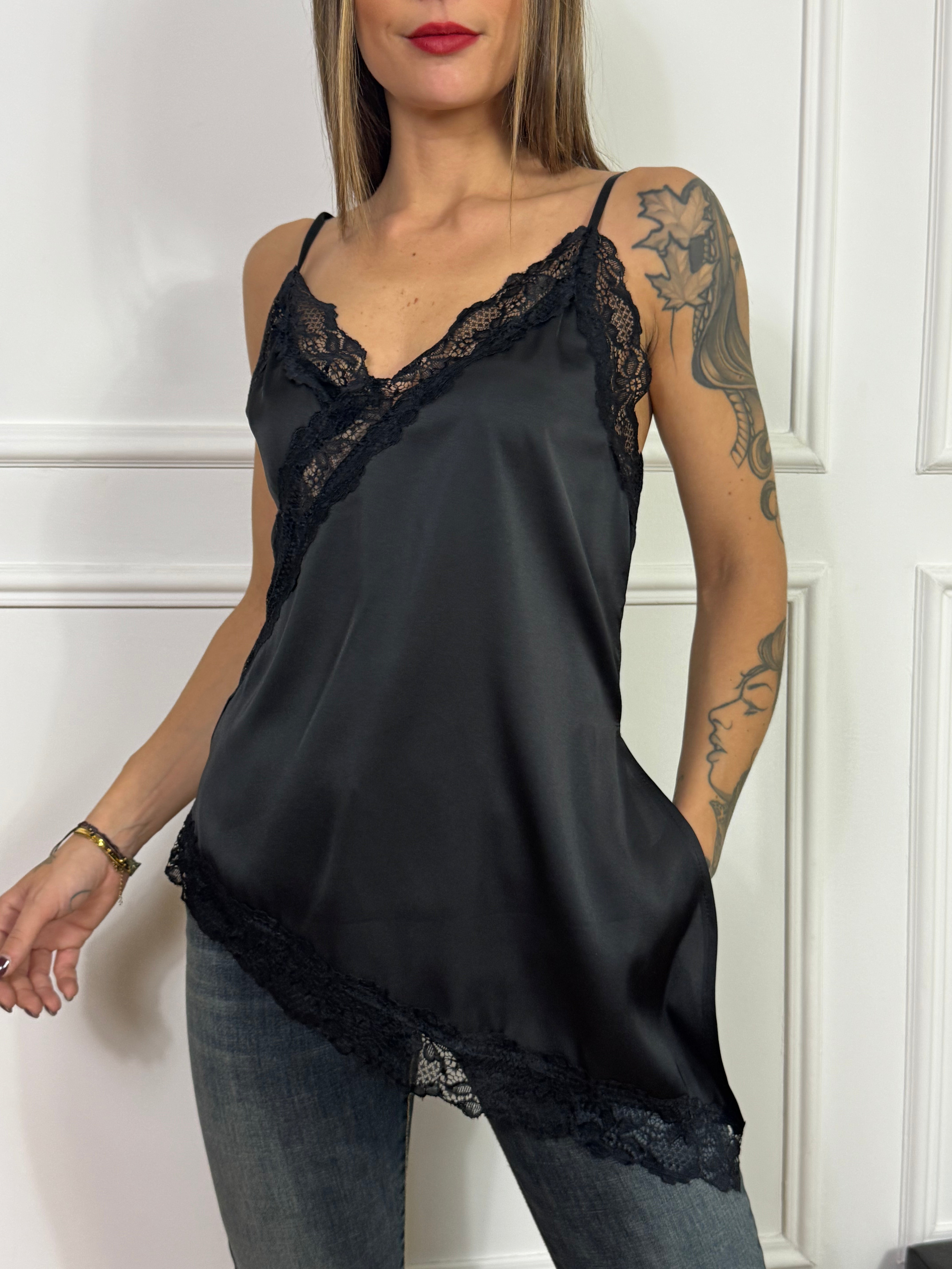 Top in raso asimmetrico Kikisix con dettagli in pizzo