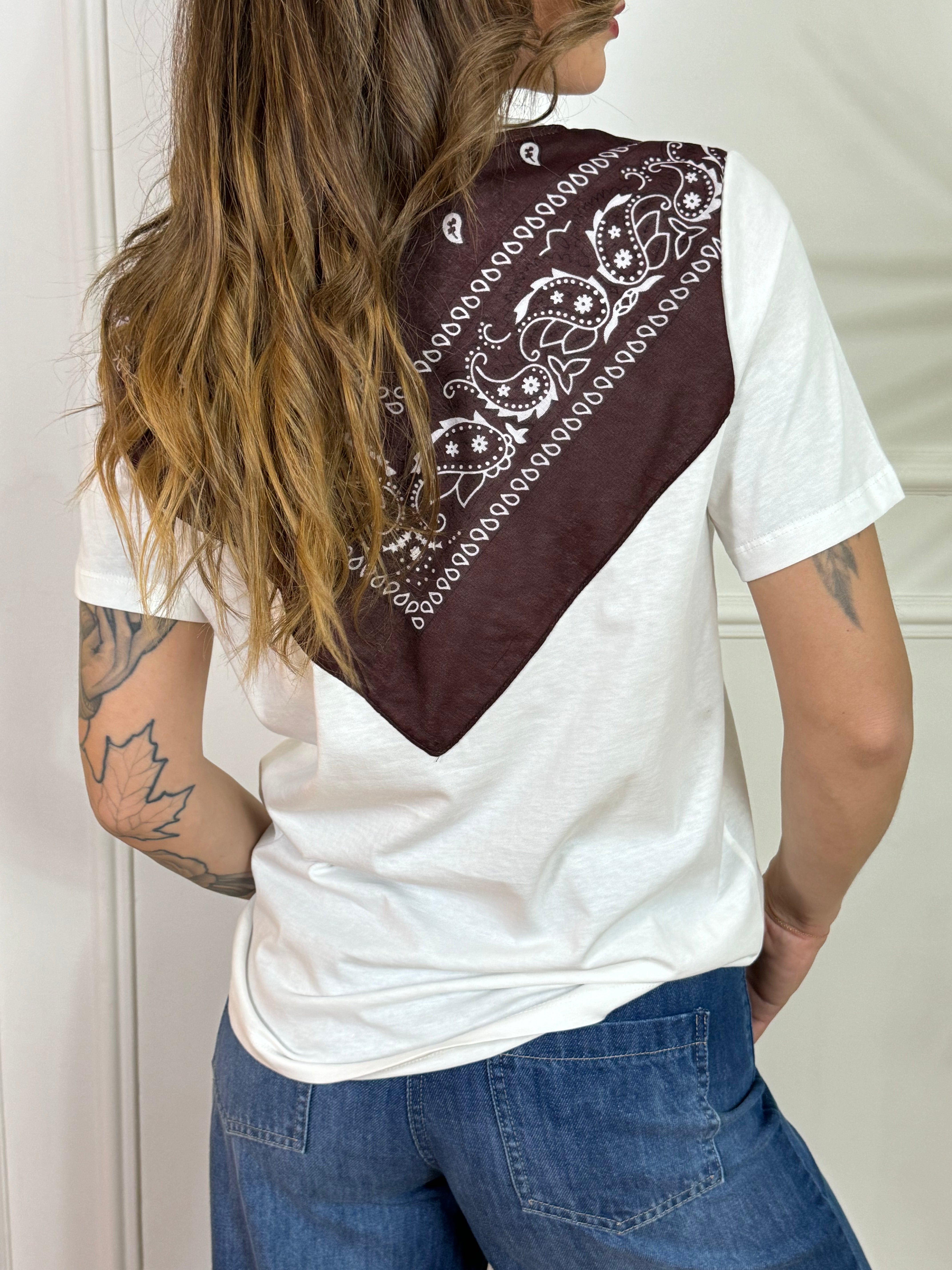 T-shirt Tensione In con stampa bandana con strass e borchiette tonde
