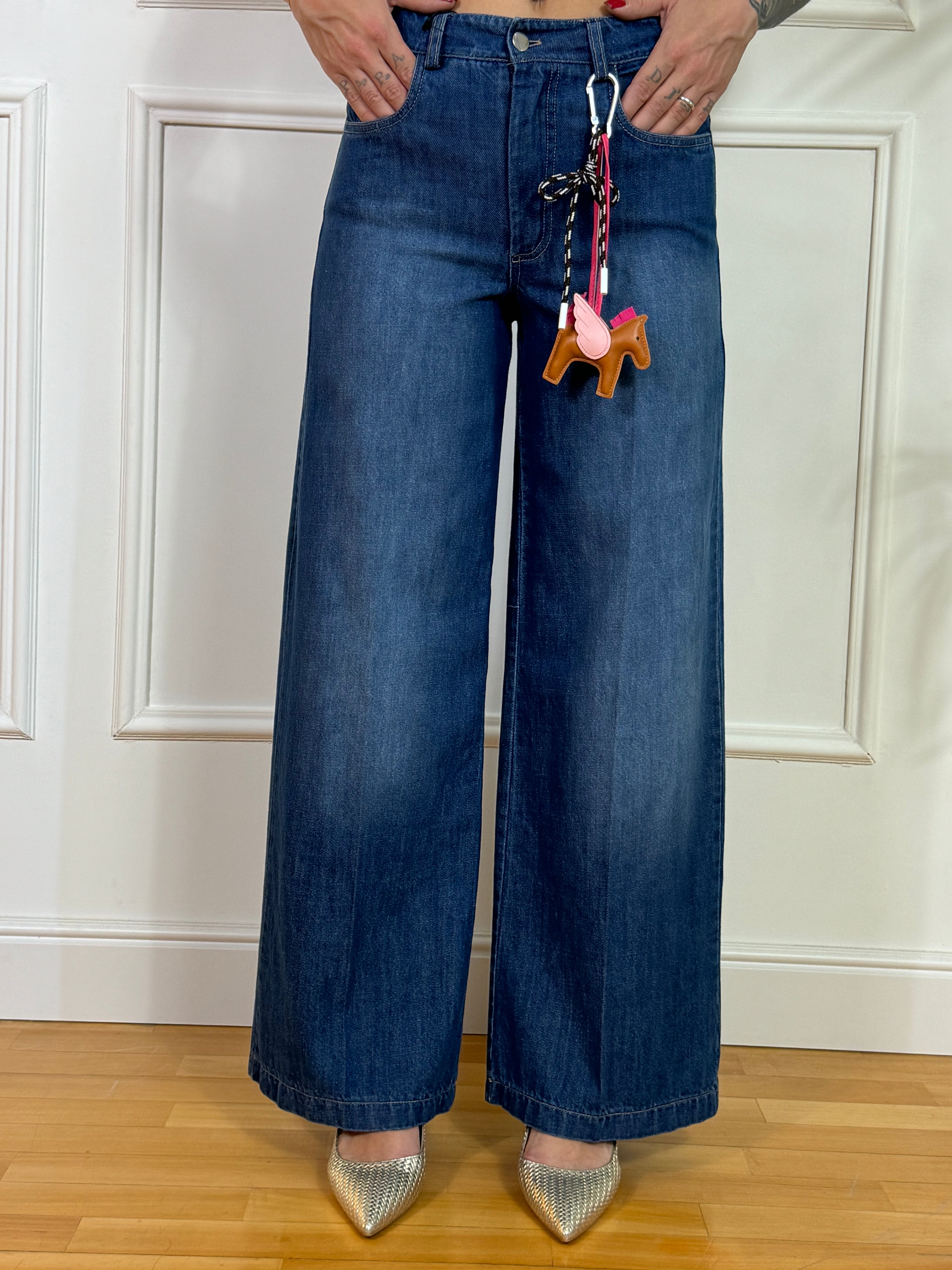 Jeans a palazzo Tensione In con ciondolo portachiavi