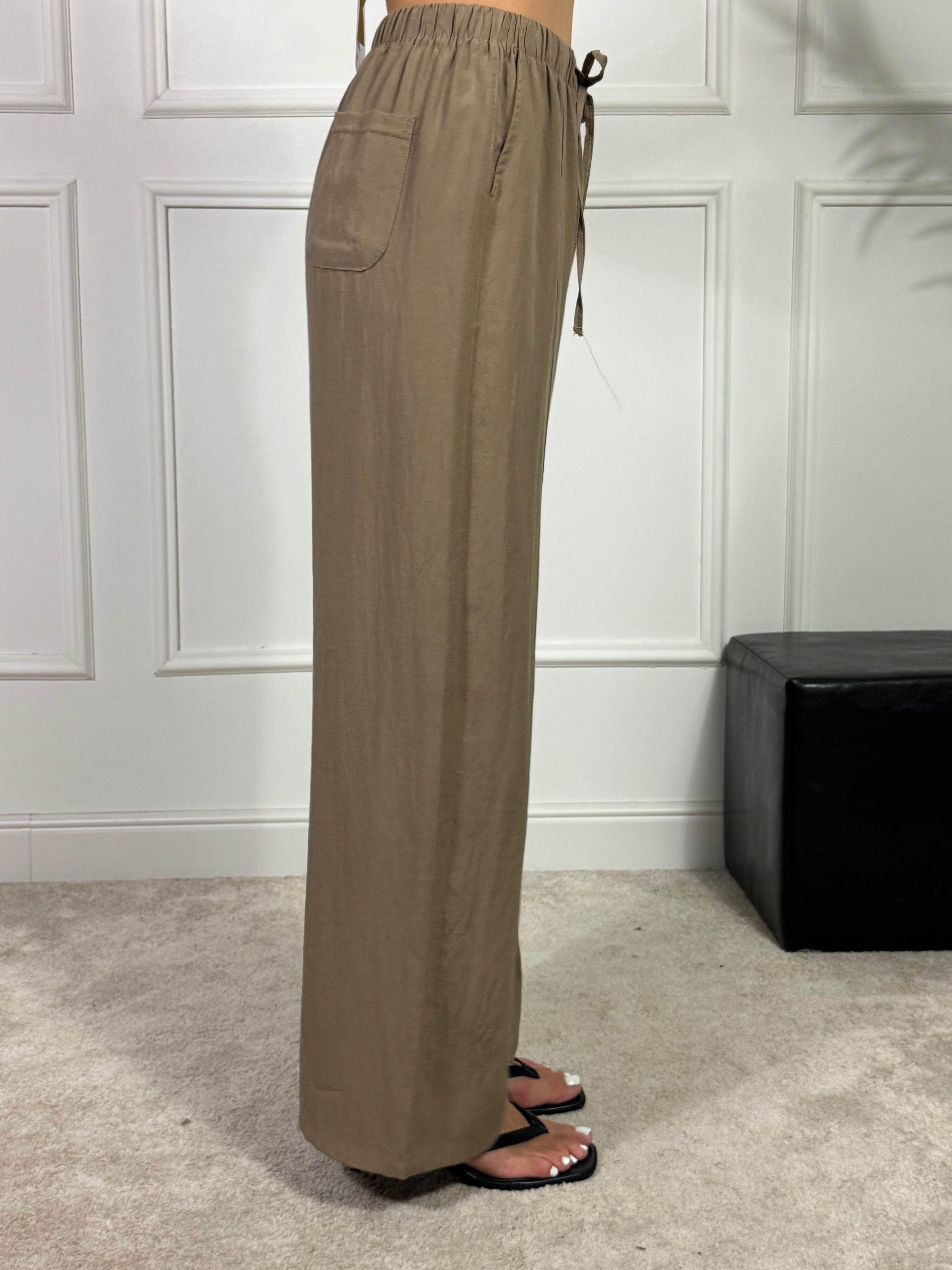 Pantalone Kikisix ampio dritto con tasche e coulisse