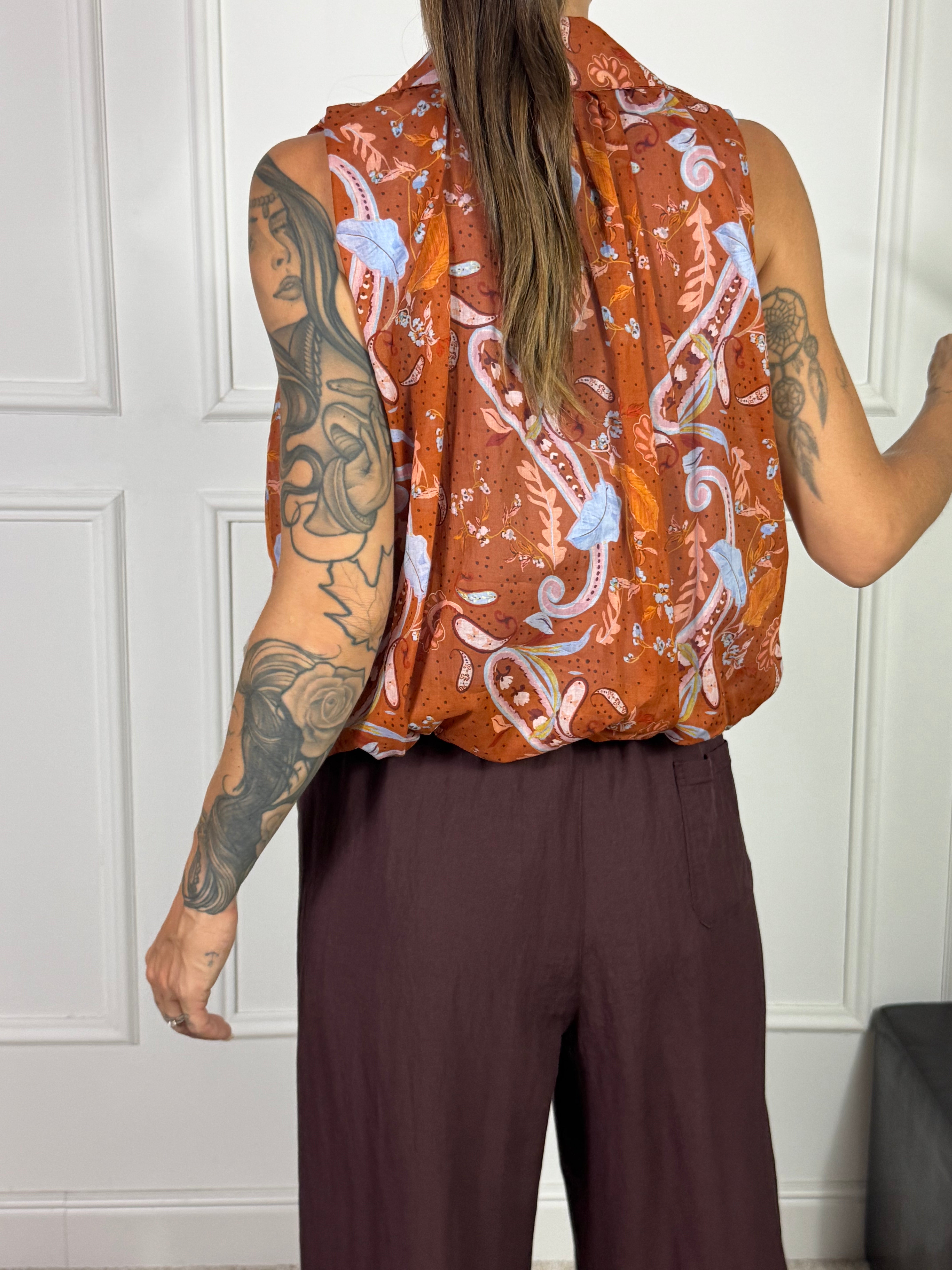 Camicia smanicata in mussola Kikisix ballon fantasia coccio celeste