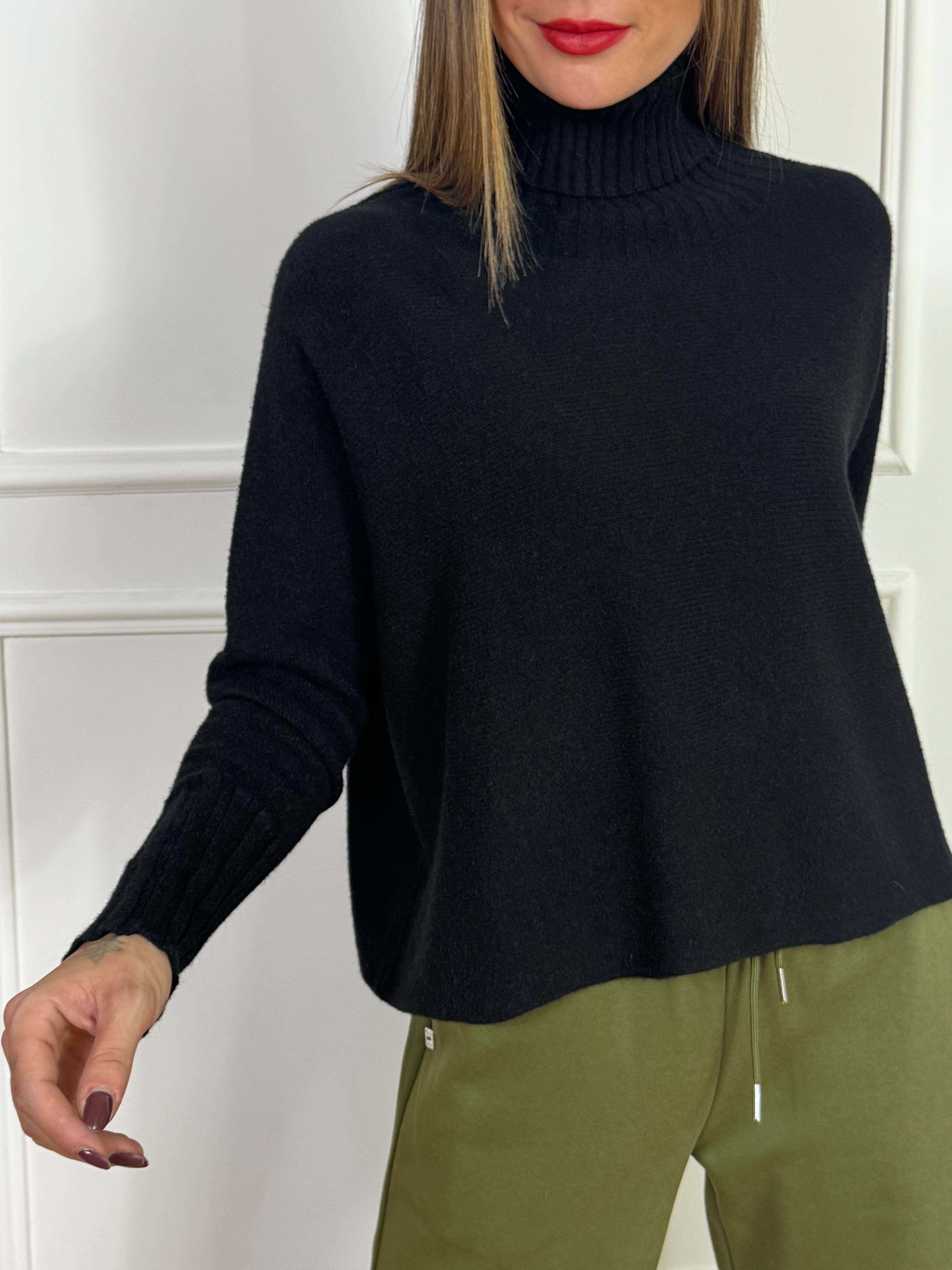 Maglia collo alto Manila Grace modello VALERIA