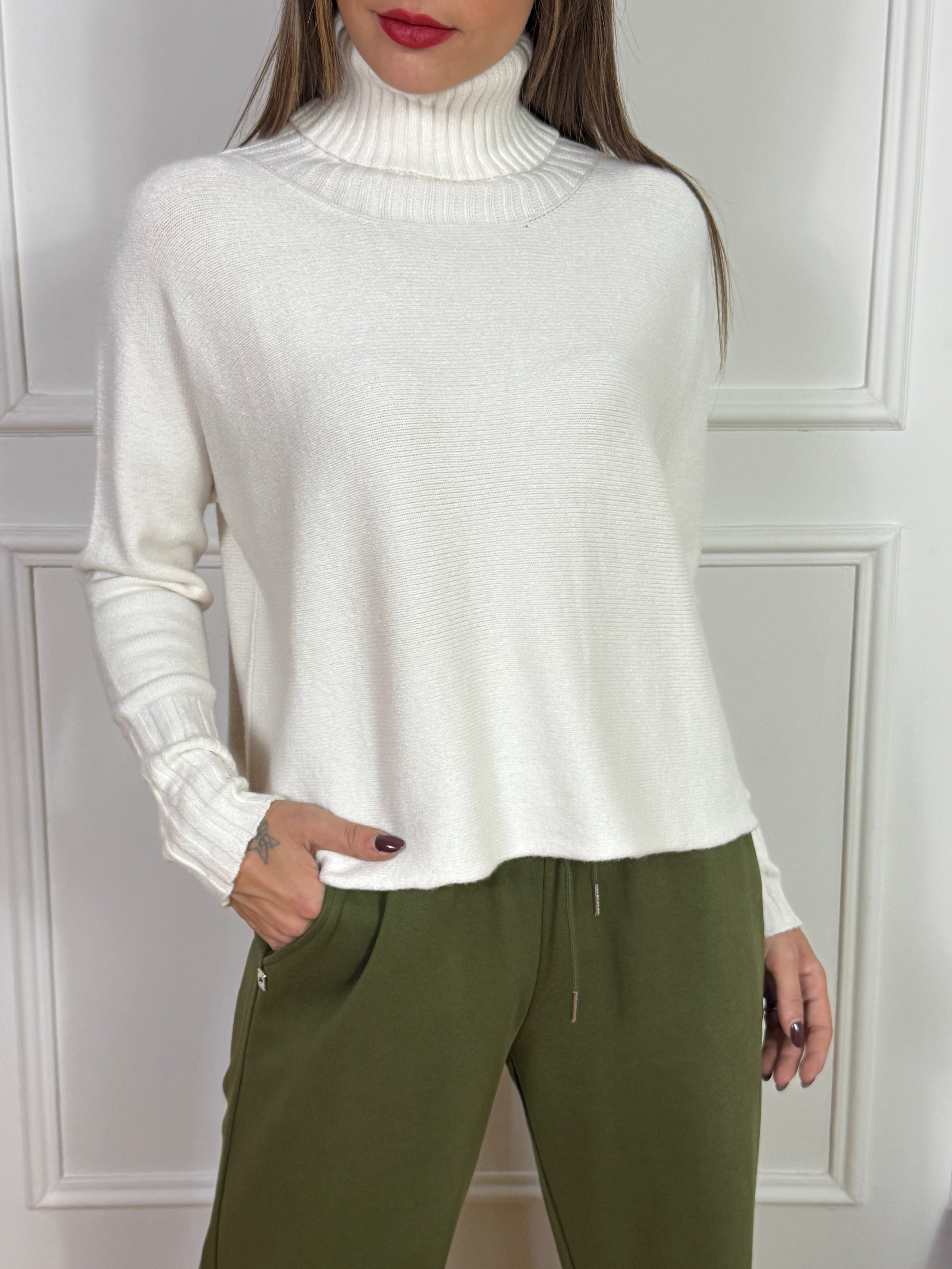 Maglia collo alto Manila Grace modello VALERIA