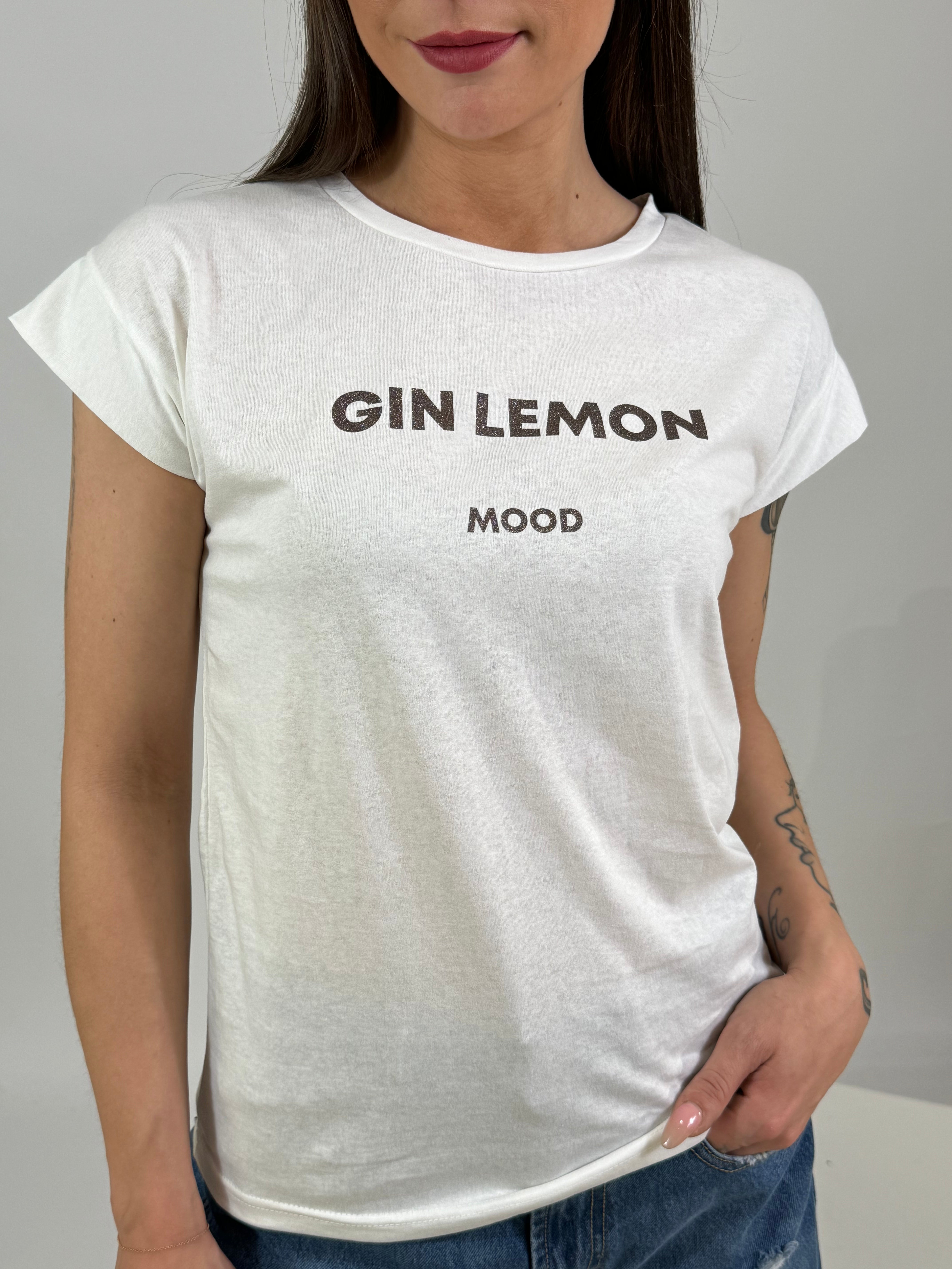 T-shirt con scritta Kikisix GIN LEMON