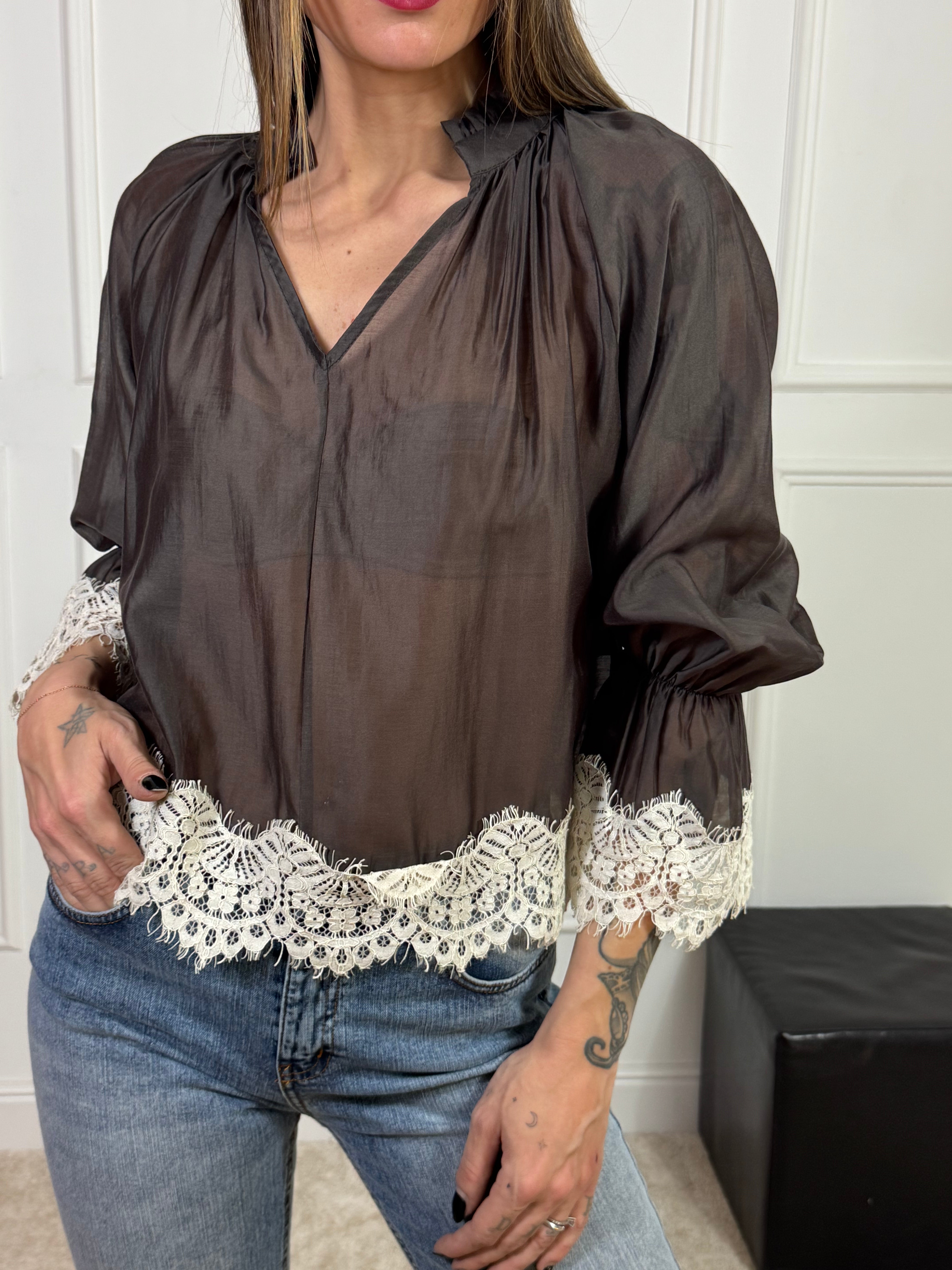 Blusa scollo rouches Susy Mix con bordi in pizzo