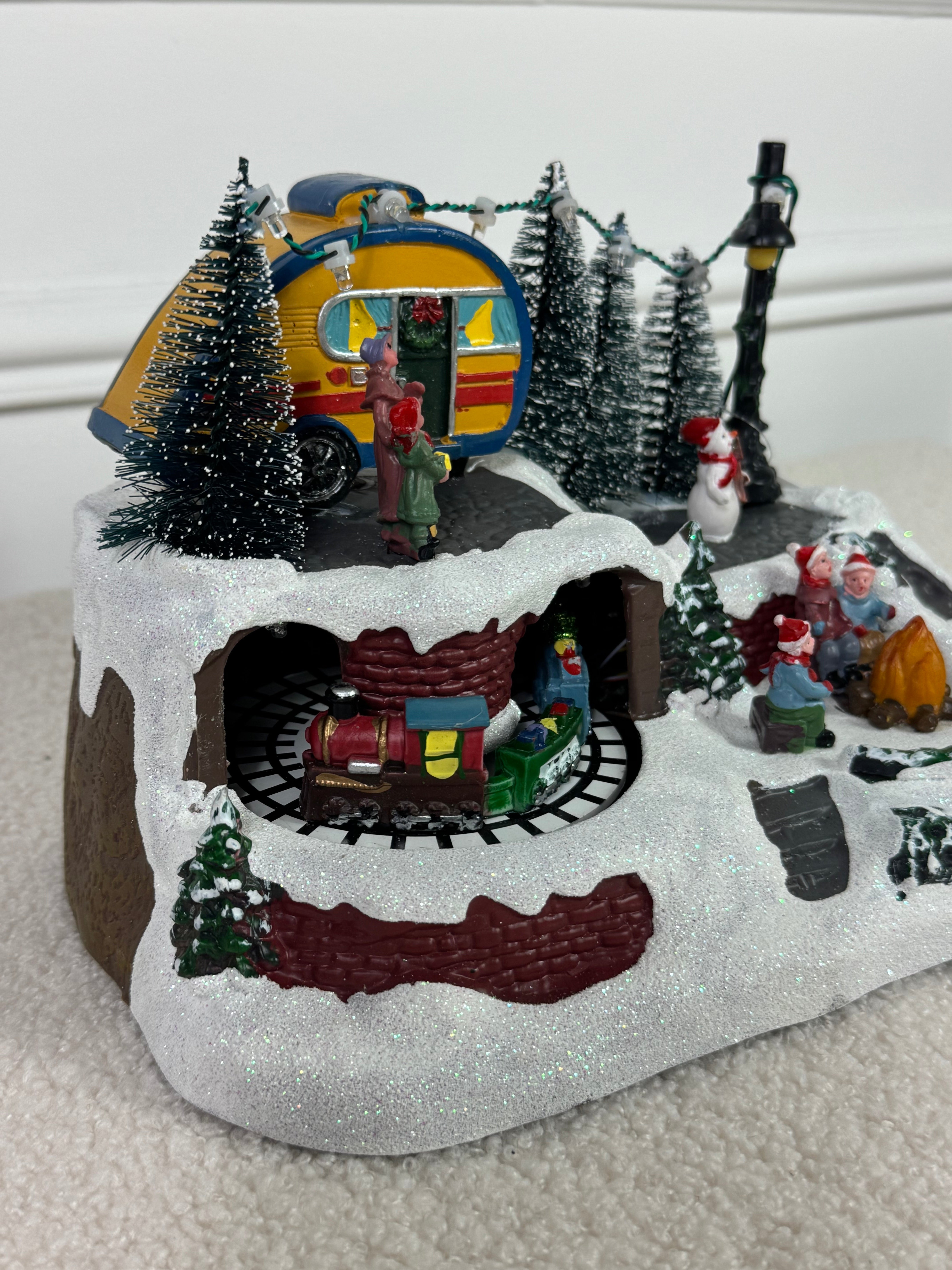 Paesaggio con roulotte e led