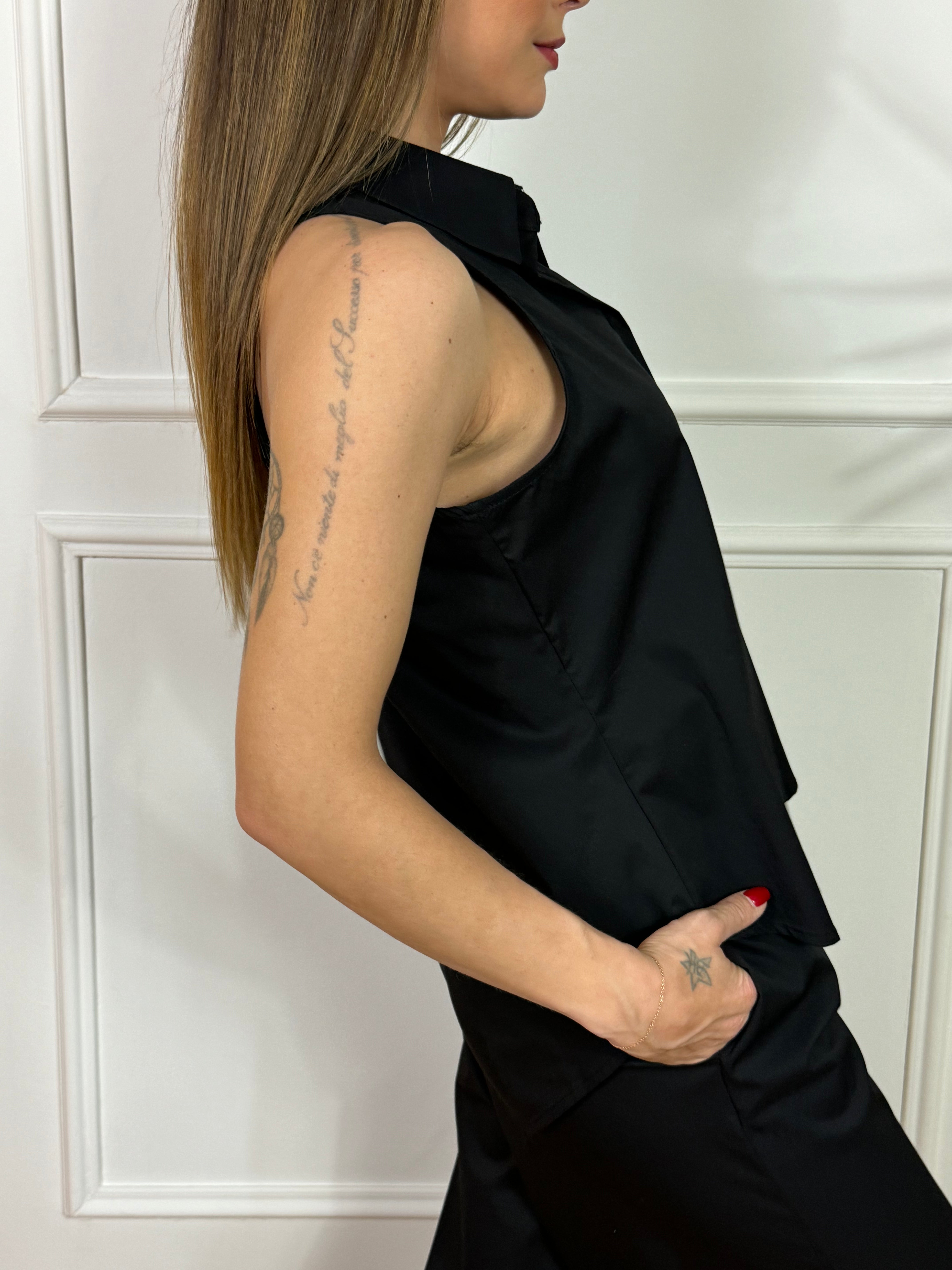 Camicia smanicata Kikisix con apertura schiena