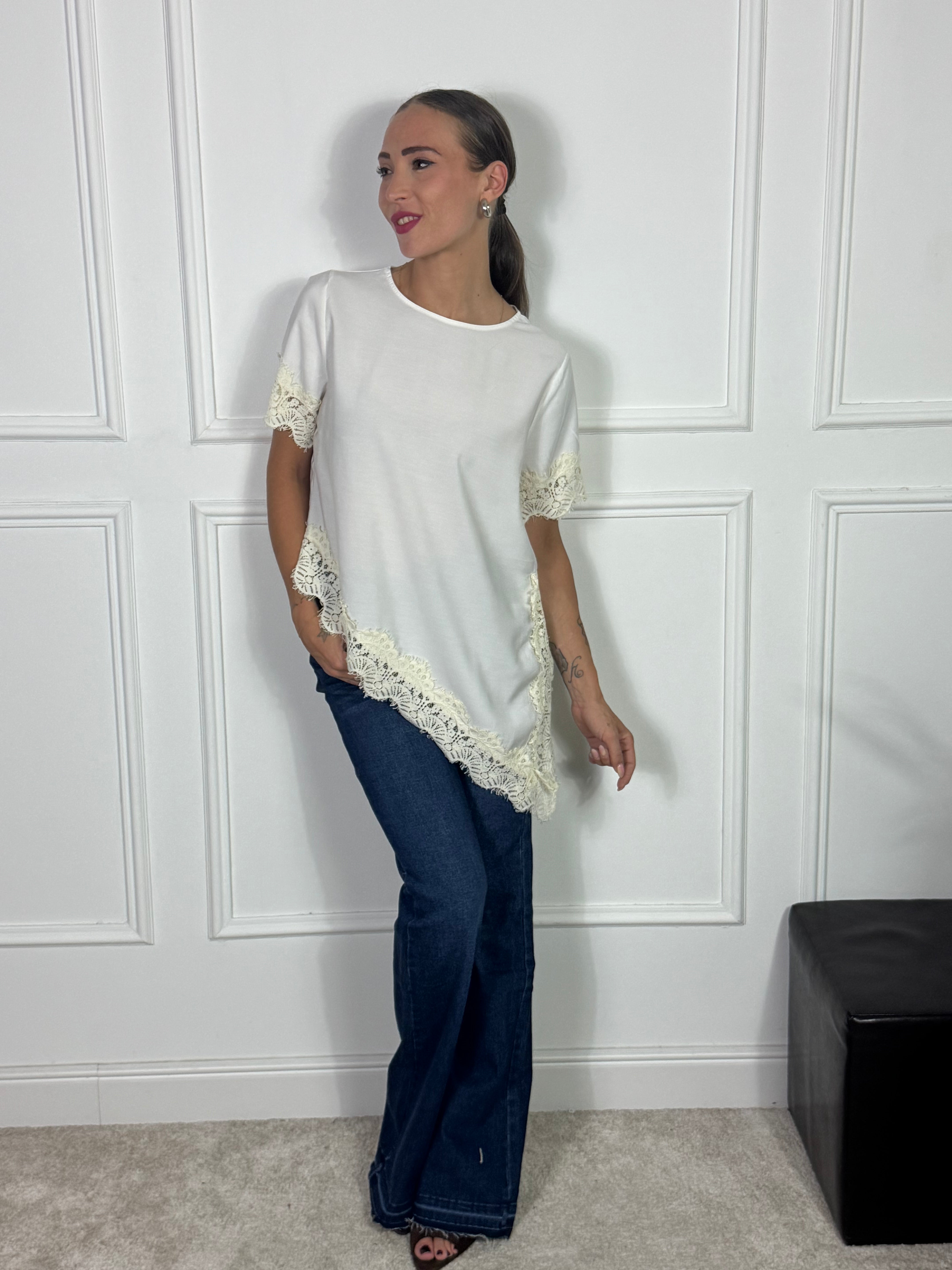 Maglia manica corta asimmetrica VICTORIA ILMH con inserti pizzo