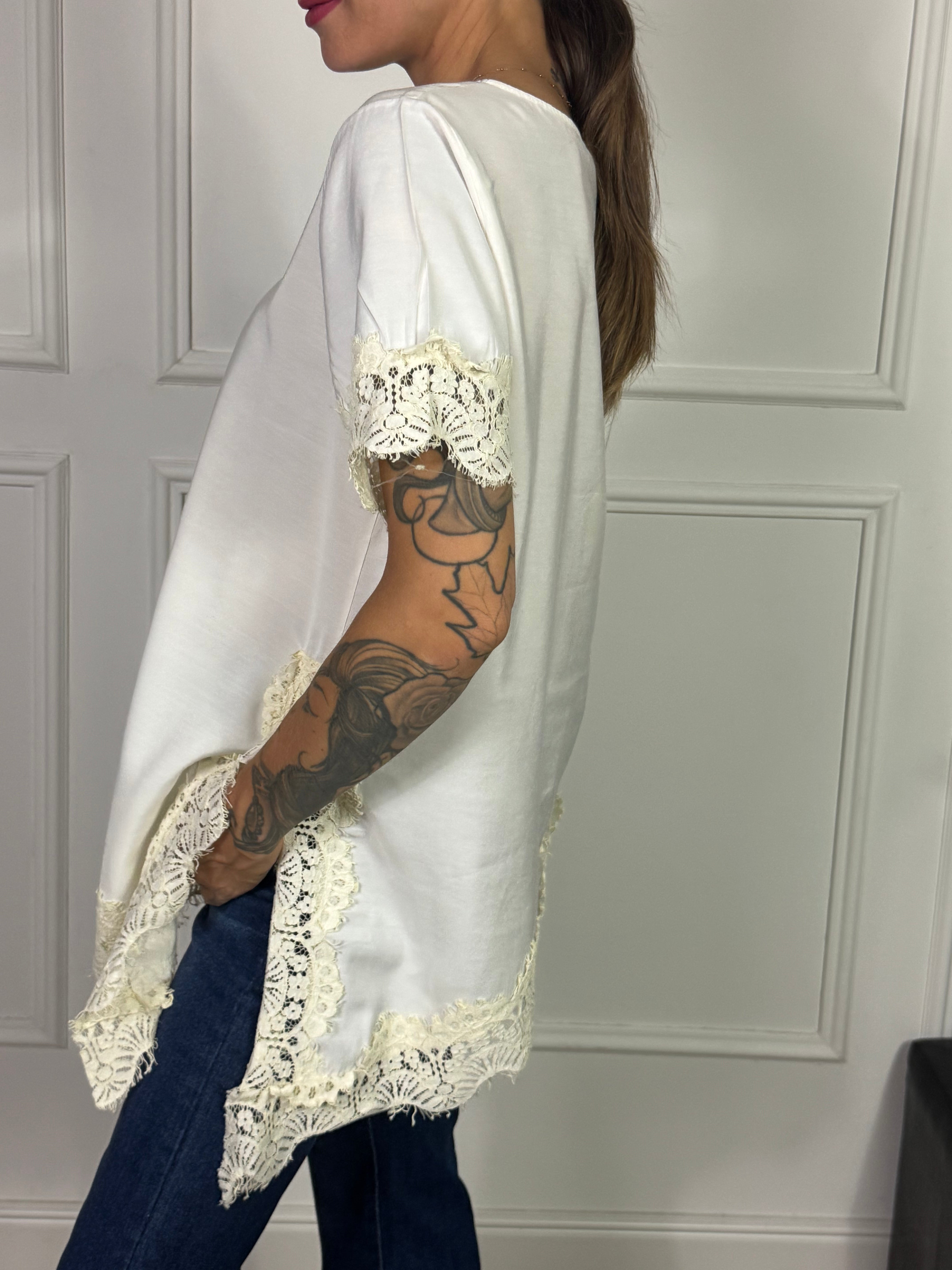 Maglia manica corta asimmetrica VICTORIA ILMH con inserti pizzo