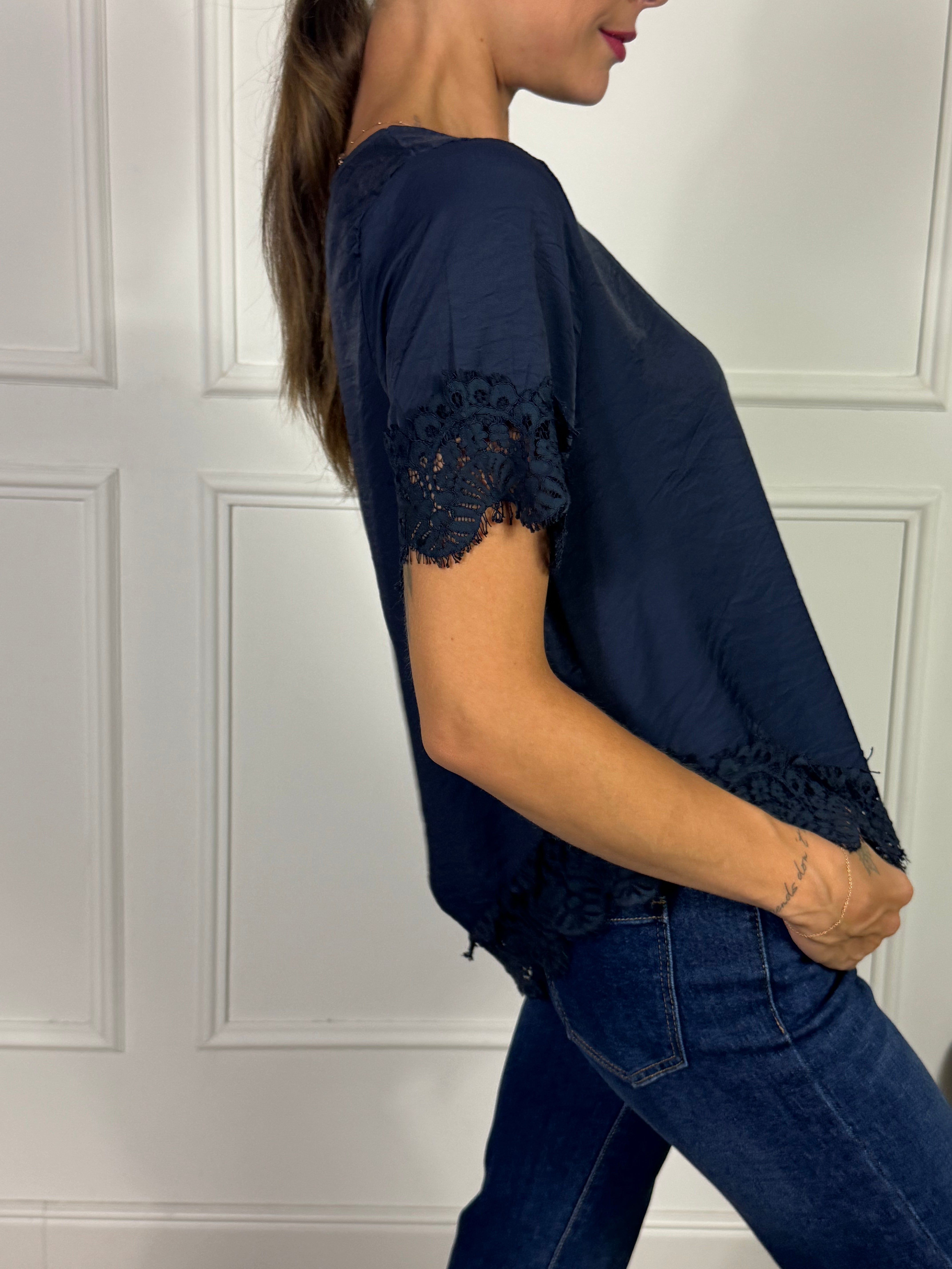 Maglia manica corta asimmetrica VICTORIA ILMH con inserti pizzo