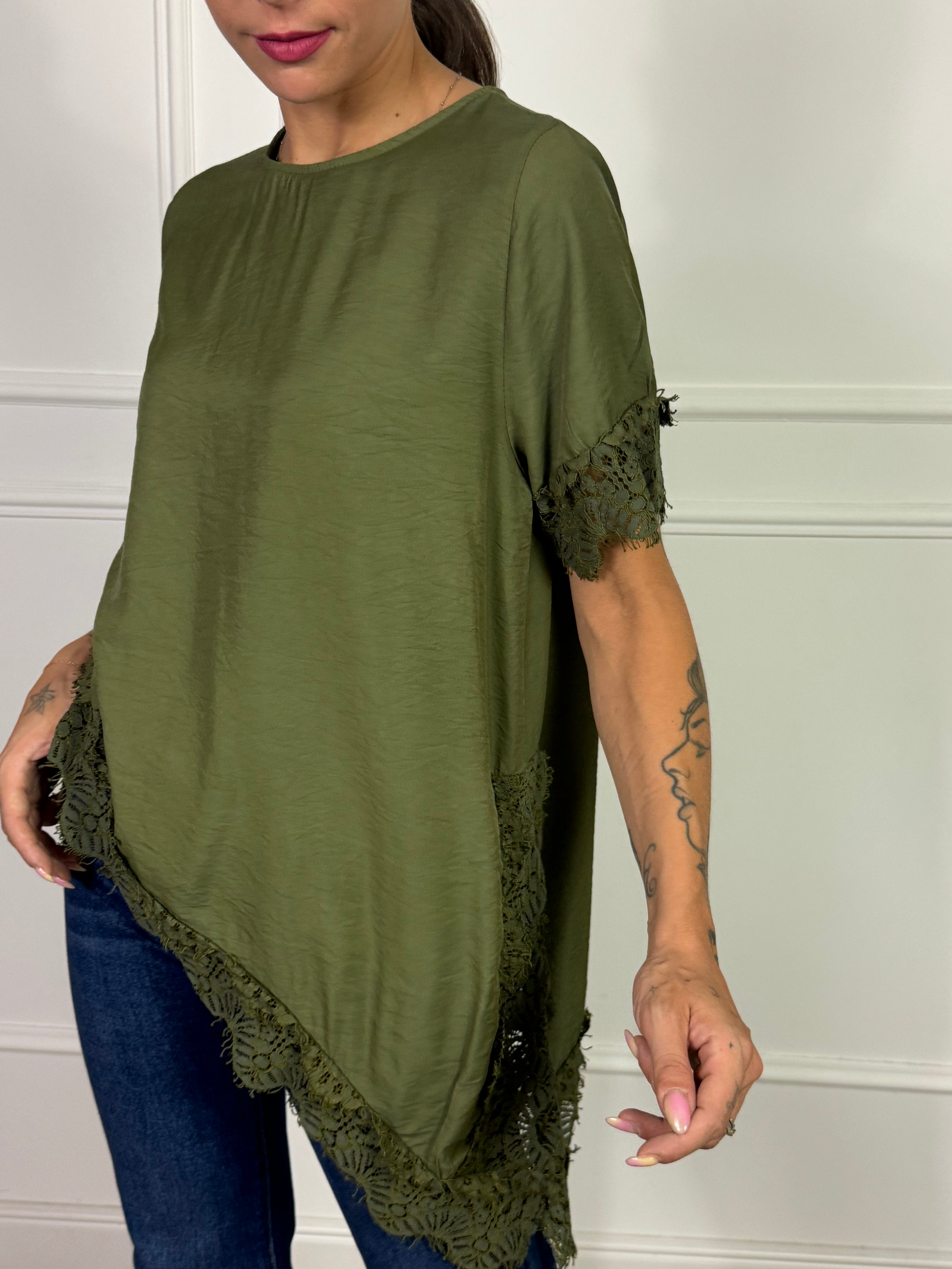 Maglia manica corta asimmetrica VICTORIA ILMH con inserti pizzo