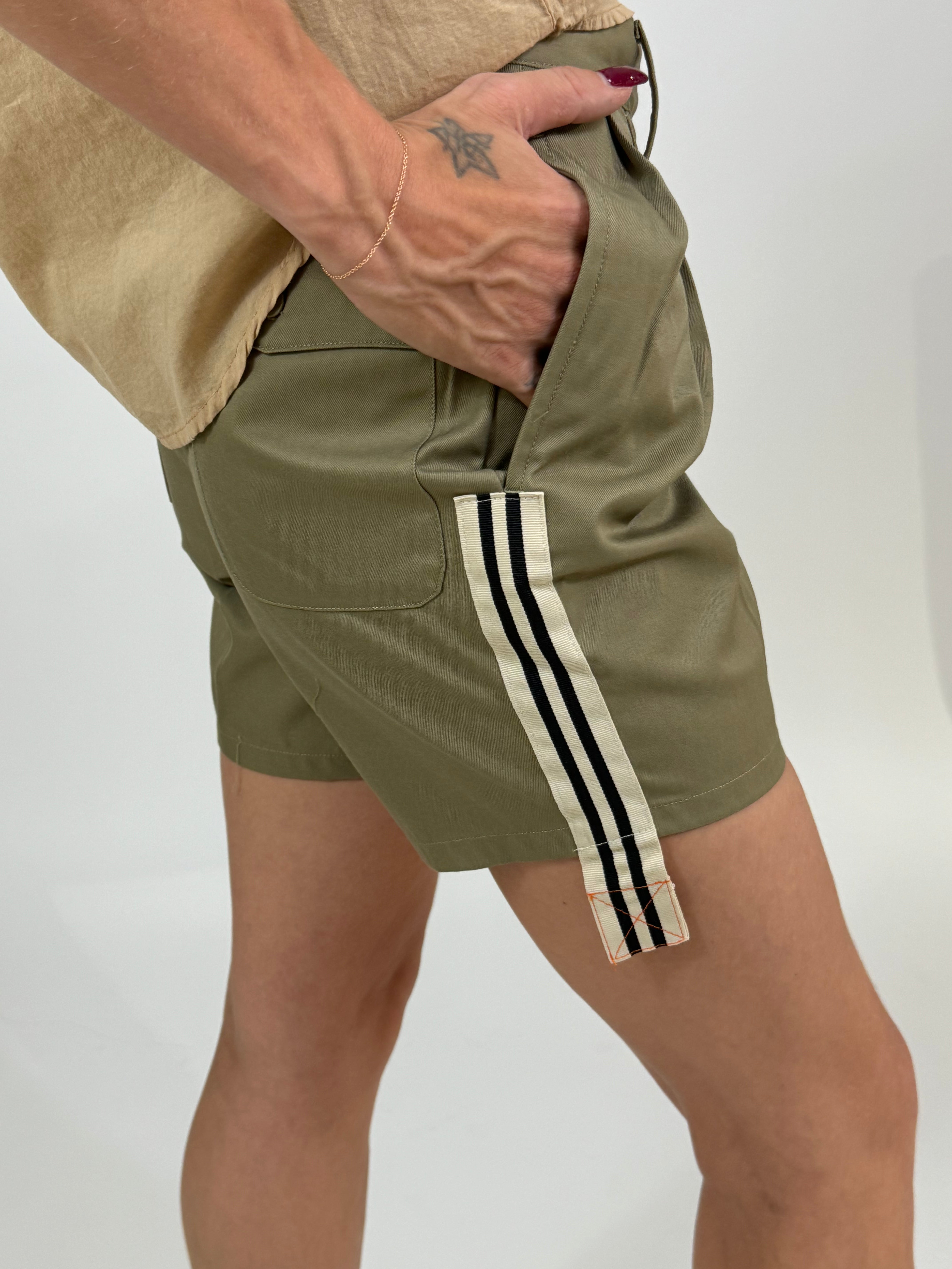 Shorts bermuda con pieghe Kontatto verde oliva con bande laterali