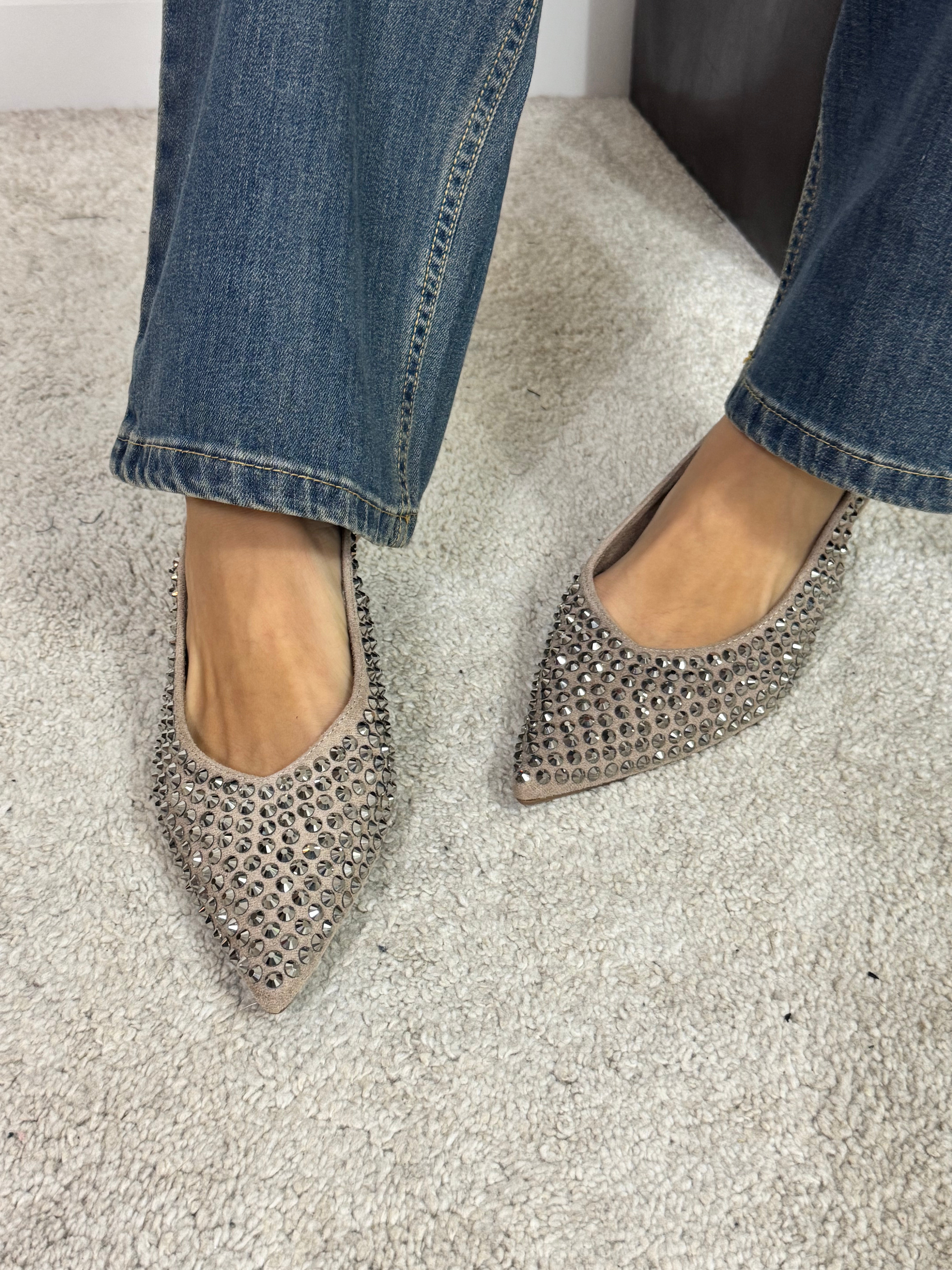 SLINGBACK POINTY-TOE con borchie gioiello ecopelle scamosciata TORTORA