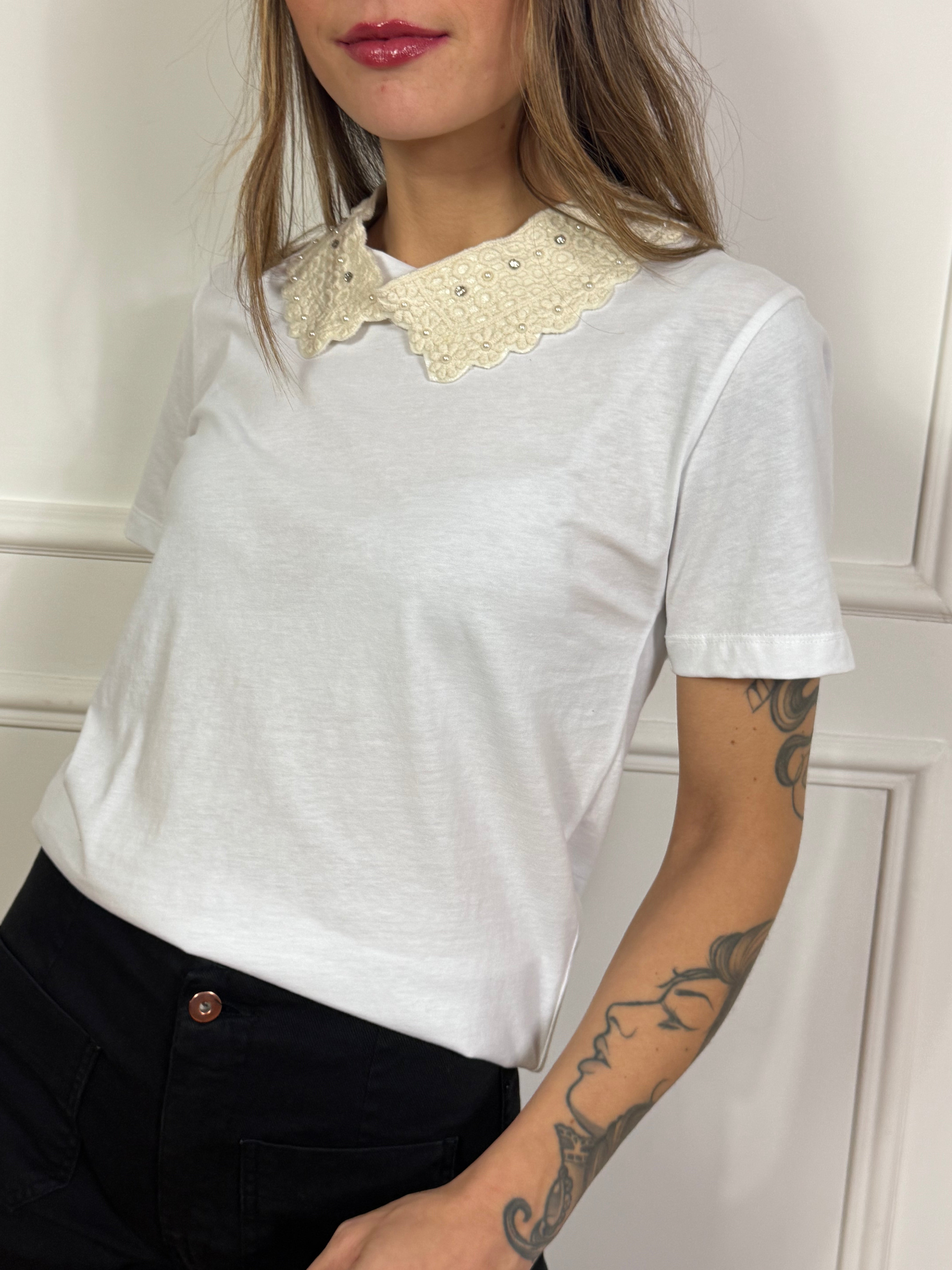 T-shirt in cotone Tensione In colletto removibile con ricamo