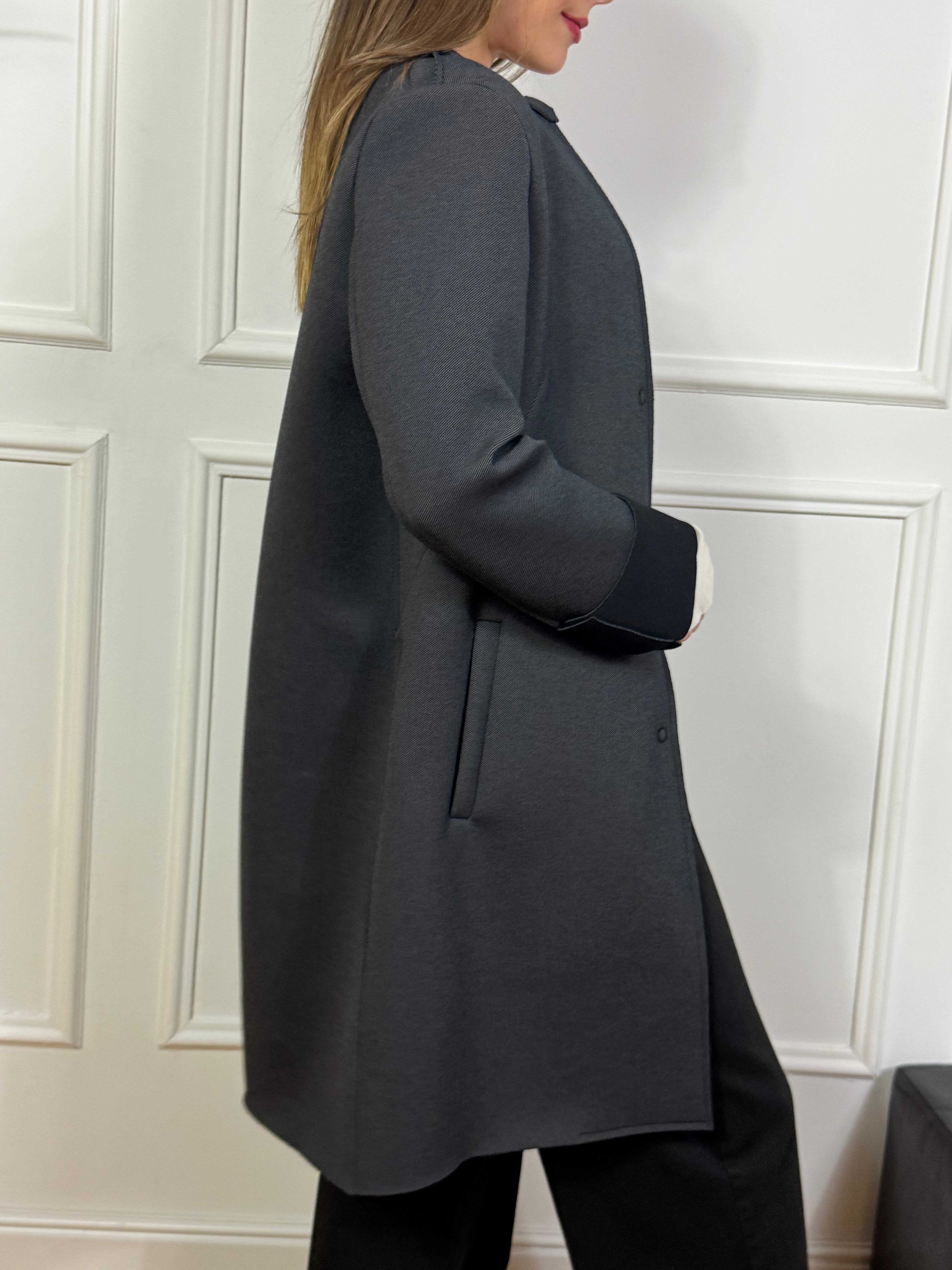 Cappottino in neoprene Tensione In con cuciture a vista