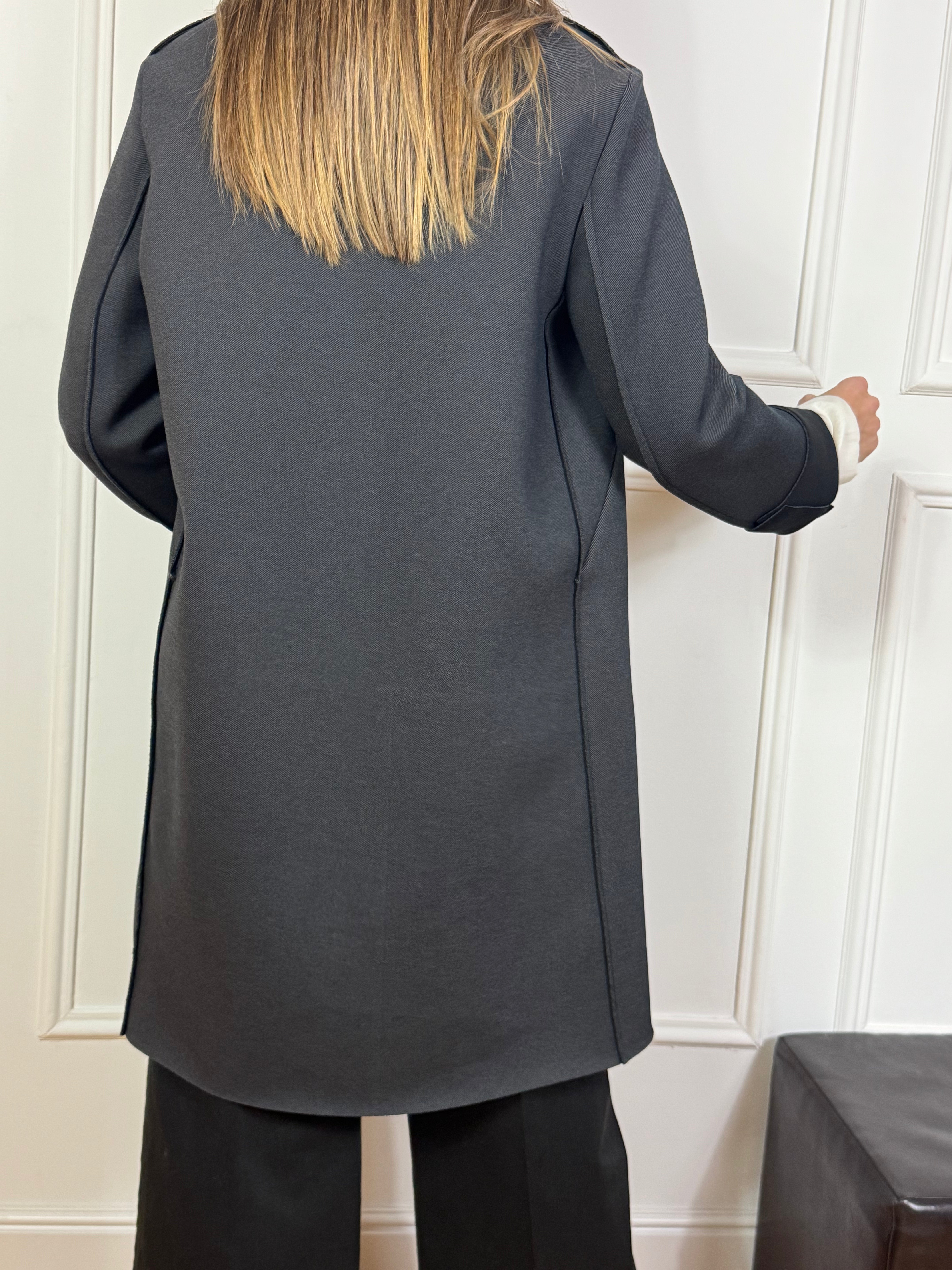 Cappottino in neoprene Tensione In con cuciture a vista