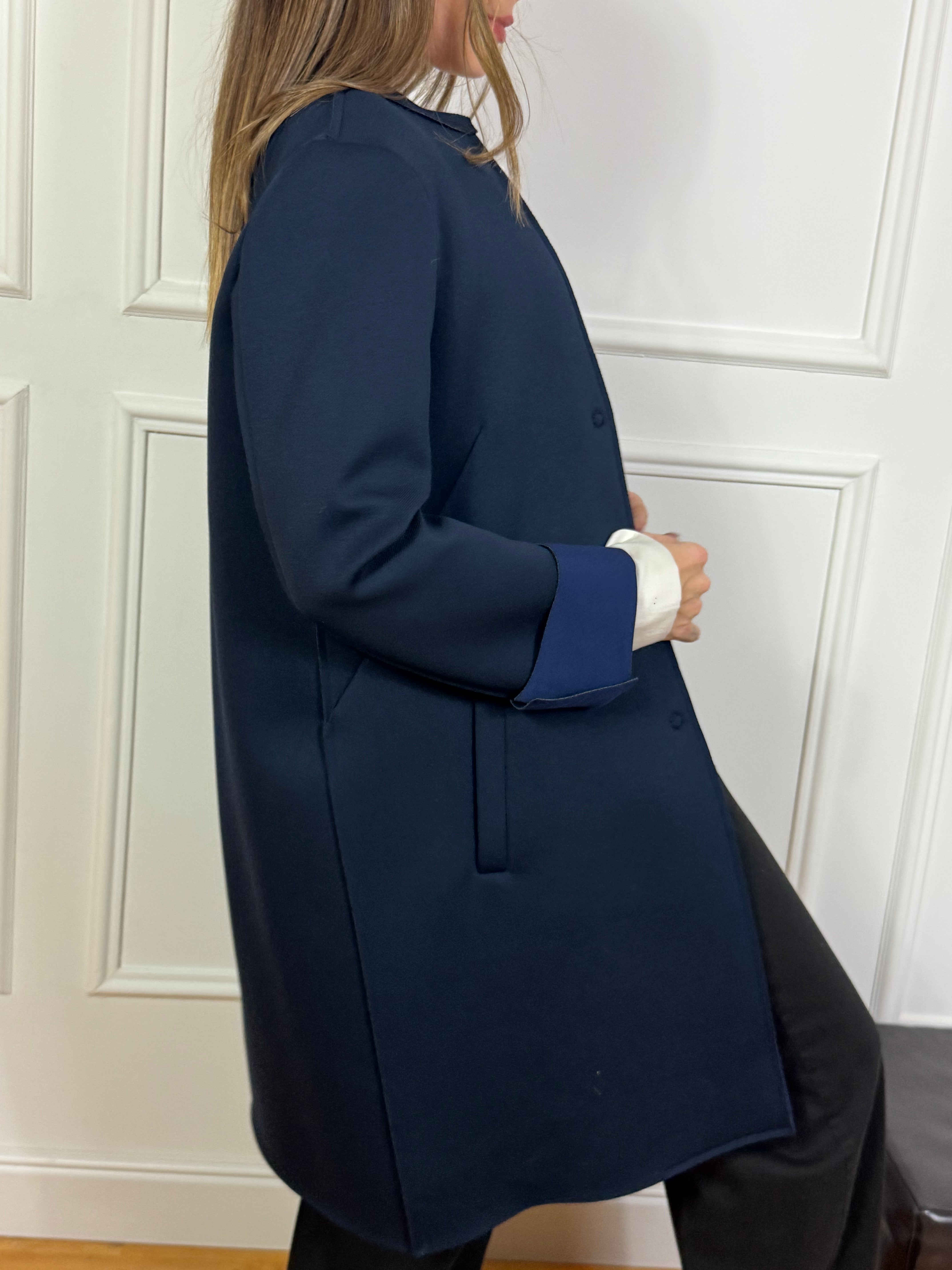 Cappottino in neoprene Tensione In con cuciture a vista