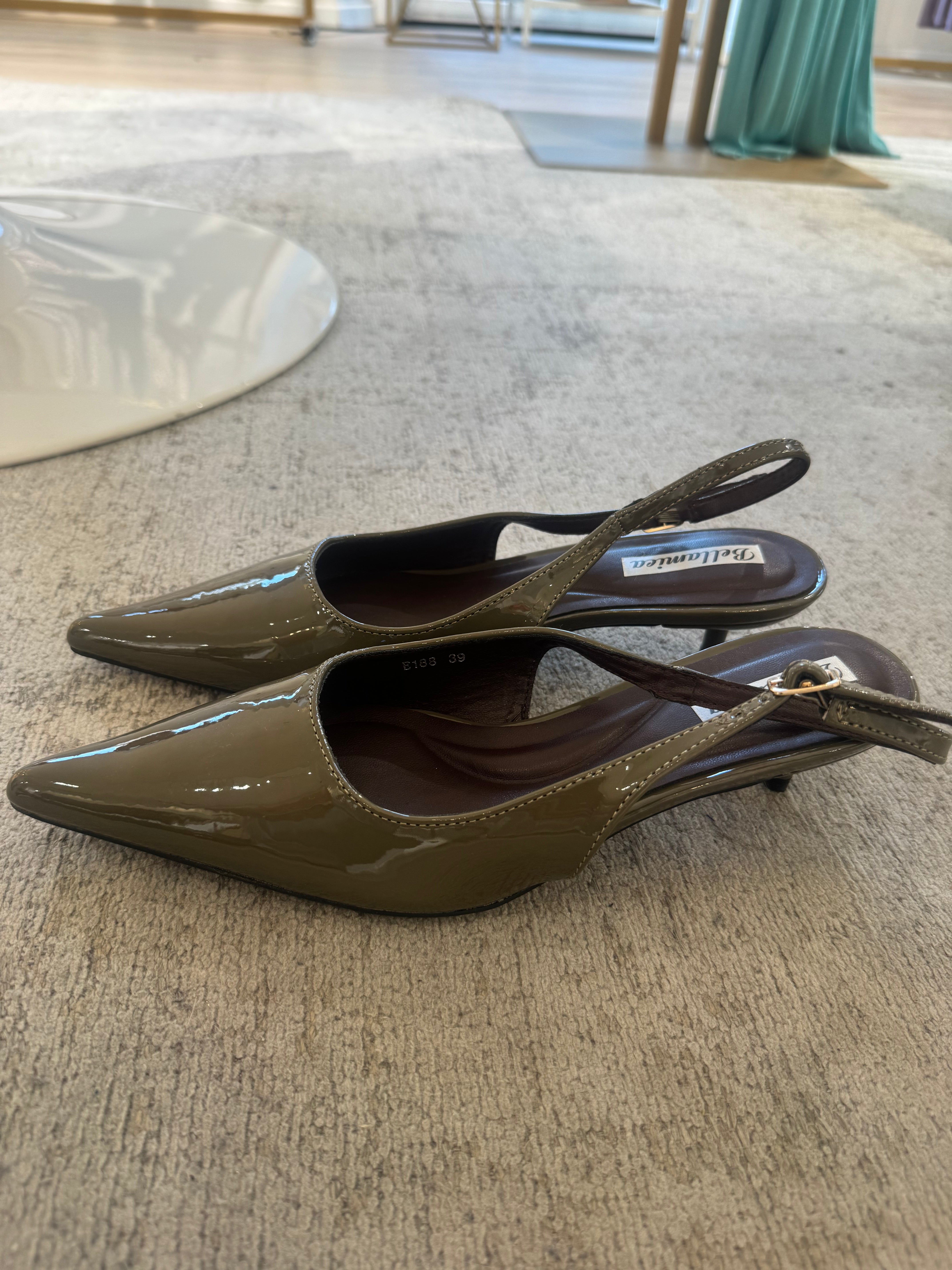 Scarpa A PUNTA con tacco SLINGBACK VERNICE