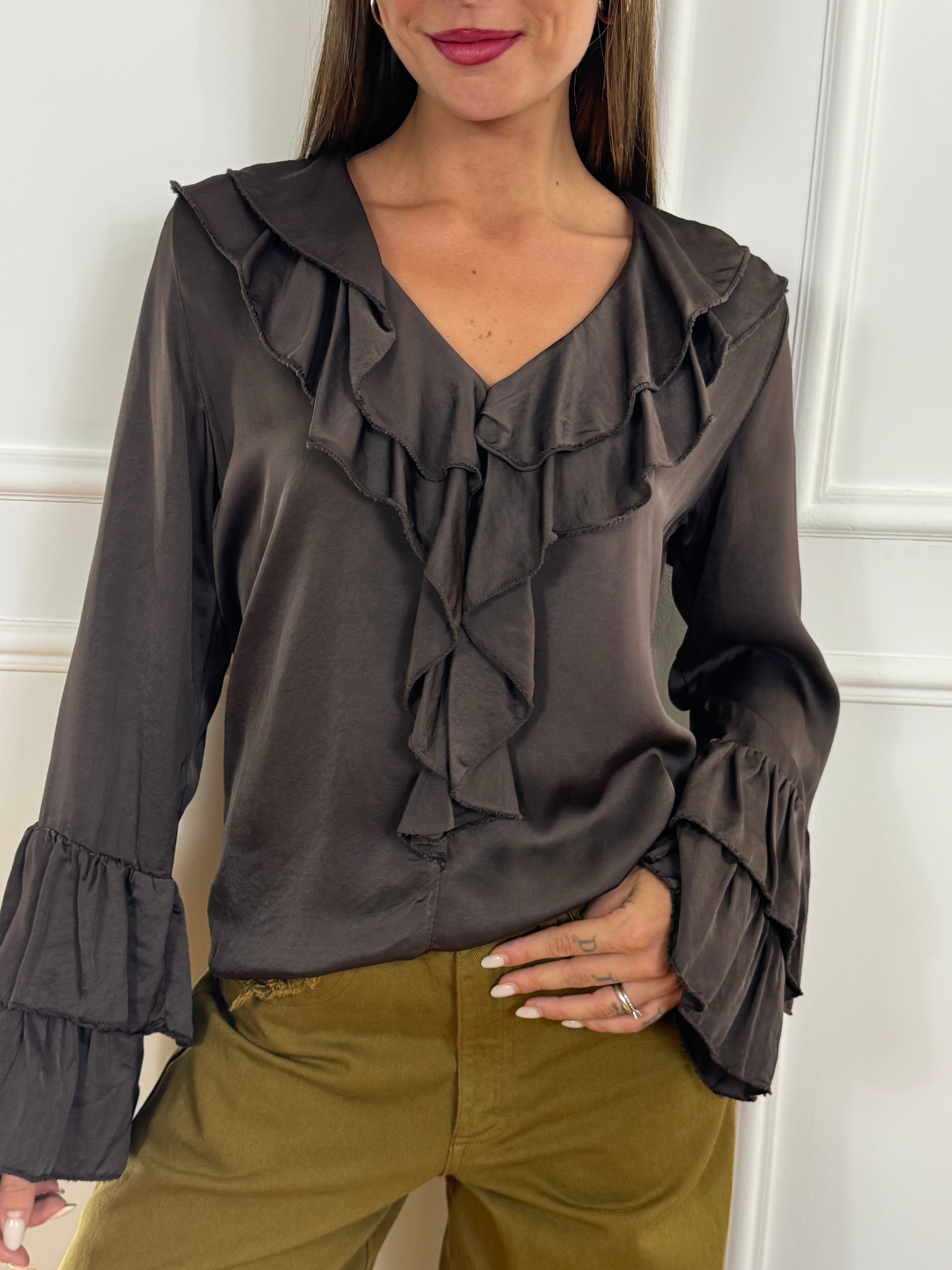 Blusa in raso Victoria ILMH con scollo e polsini volant