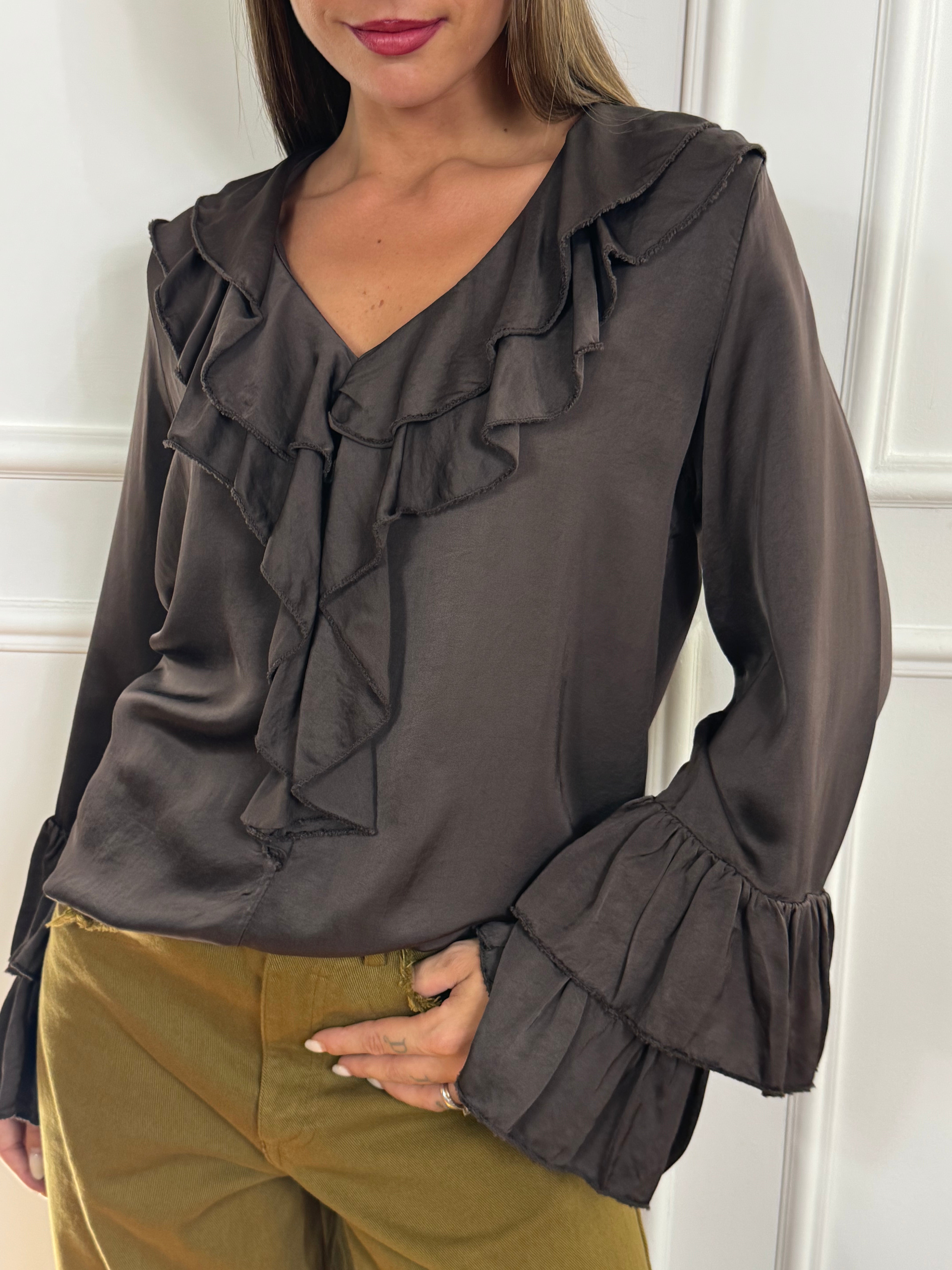 Blusa in raso Victoria ILMH con scollo e polsini volant