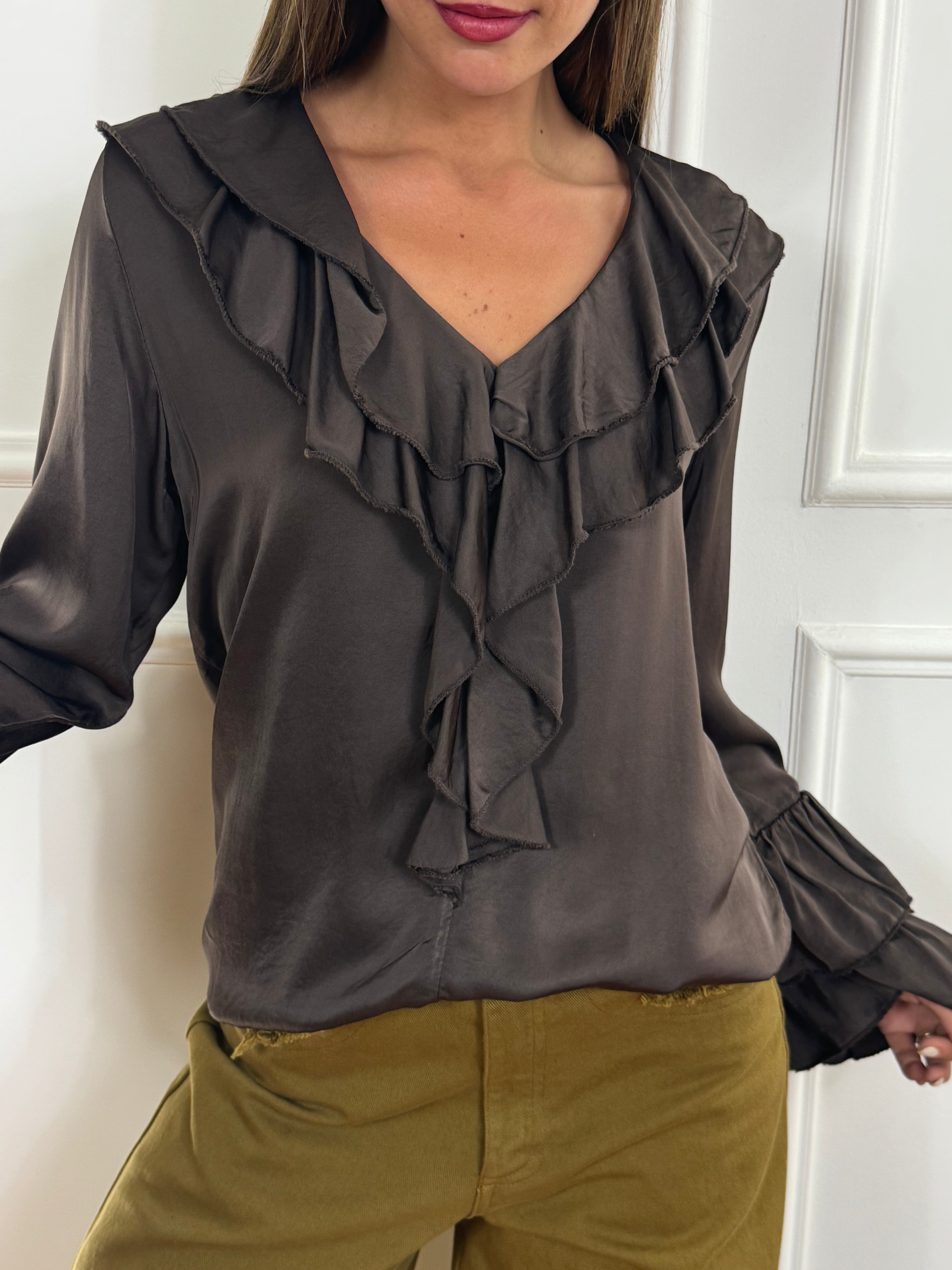 Blusa in raso Victoria ILMH con scollo e polsini volant