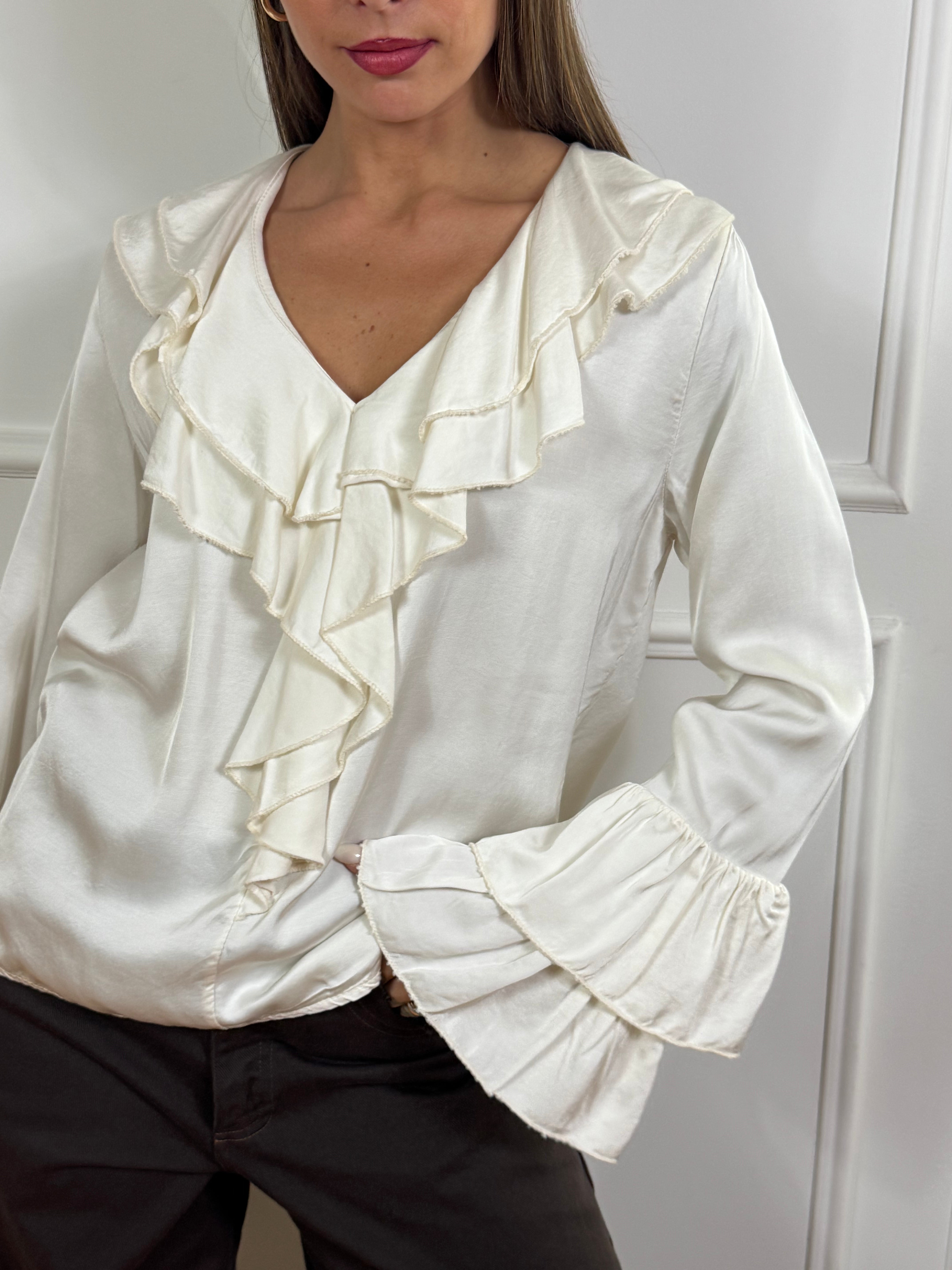 Blusa in raso Victoria ILMH con scollo e polsini volant