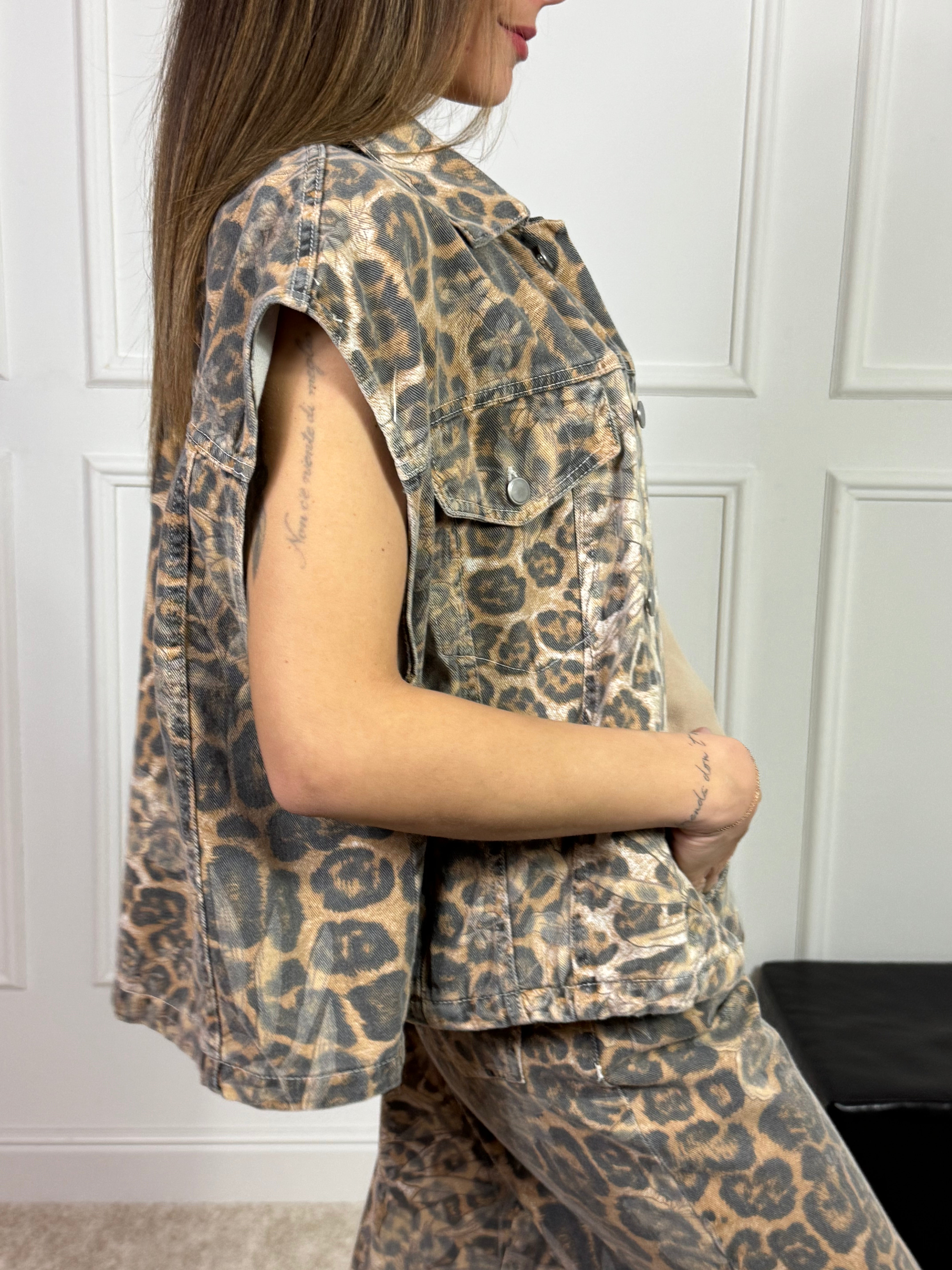 Giacca smanicata gilet di jeans leggero Susy Mix LEOPARDATA CON FIORI
