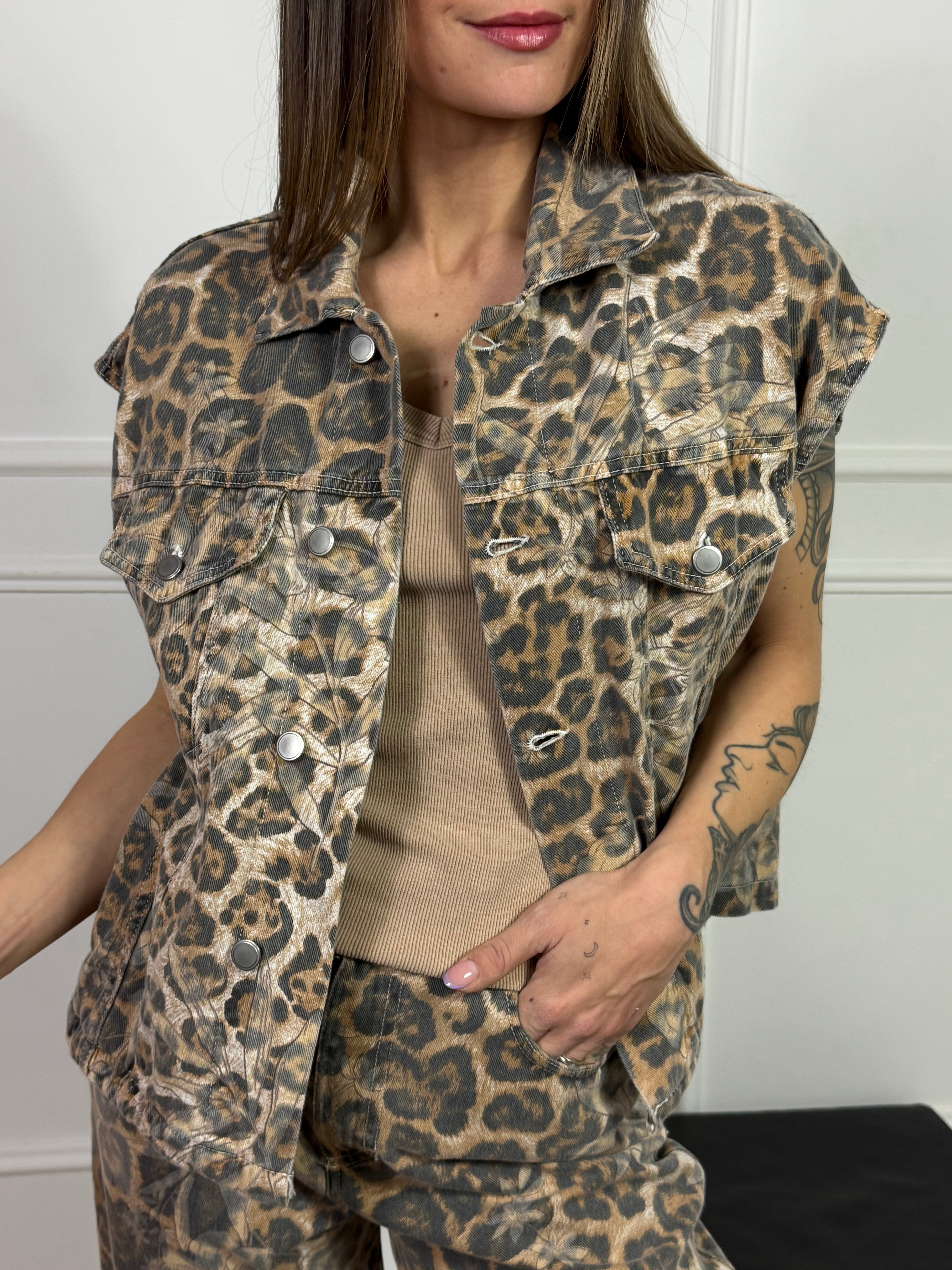 Giacca smanicata gilet di jeans leggero Susy Mix LEOPARDATA CON FIORI